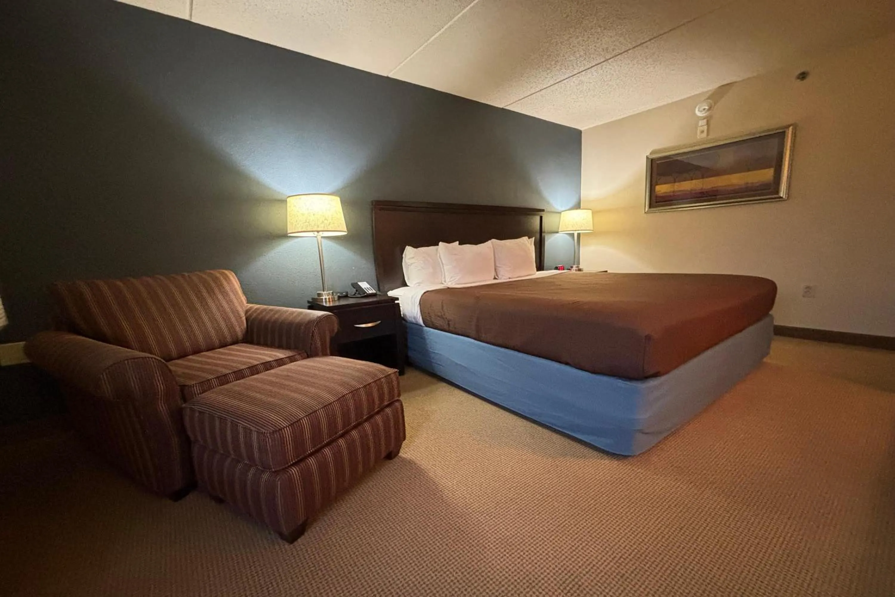 Photo of the whole room, Bed in AmericInn by Wyndham Monmouth