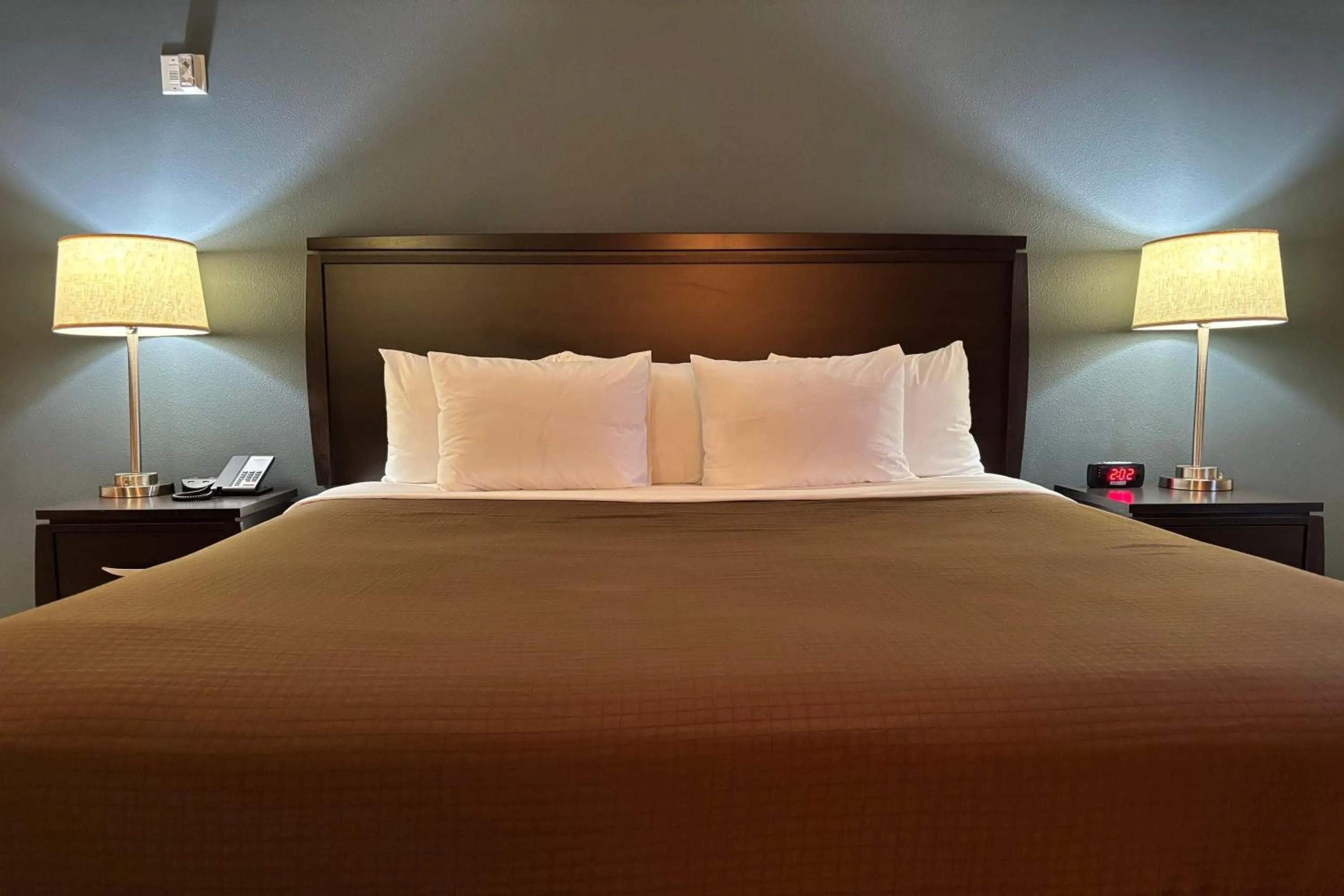 Photo of the whole room, Bed in AmericInn by Wyndham Monmouth