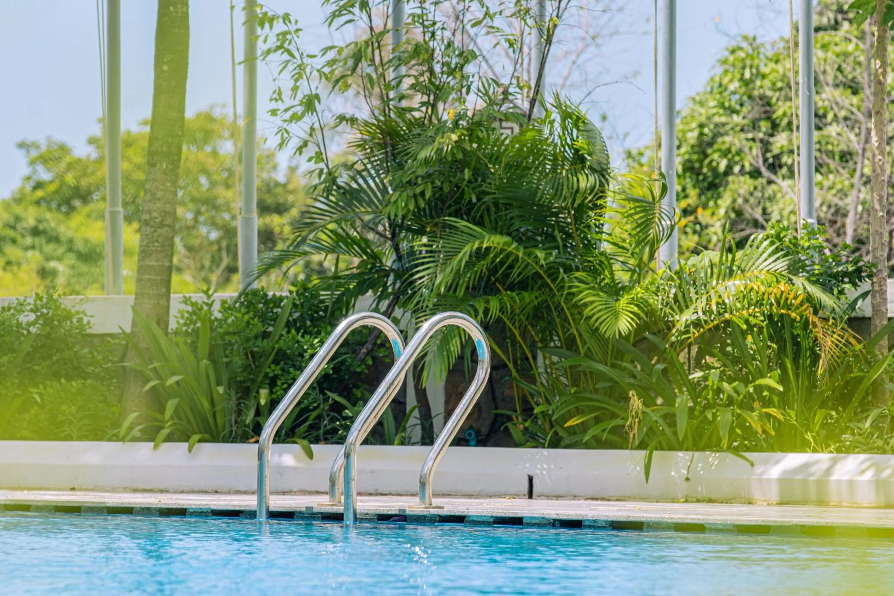 Swimming pool in Sangkahak Mith Hotel