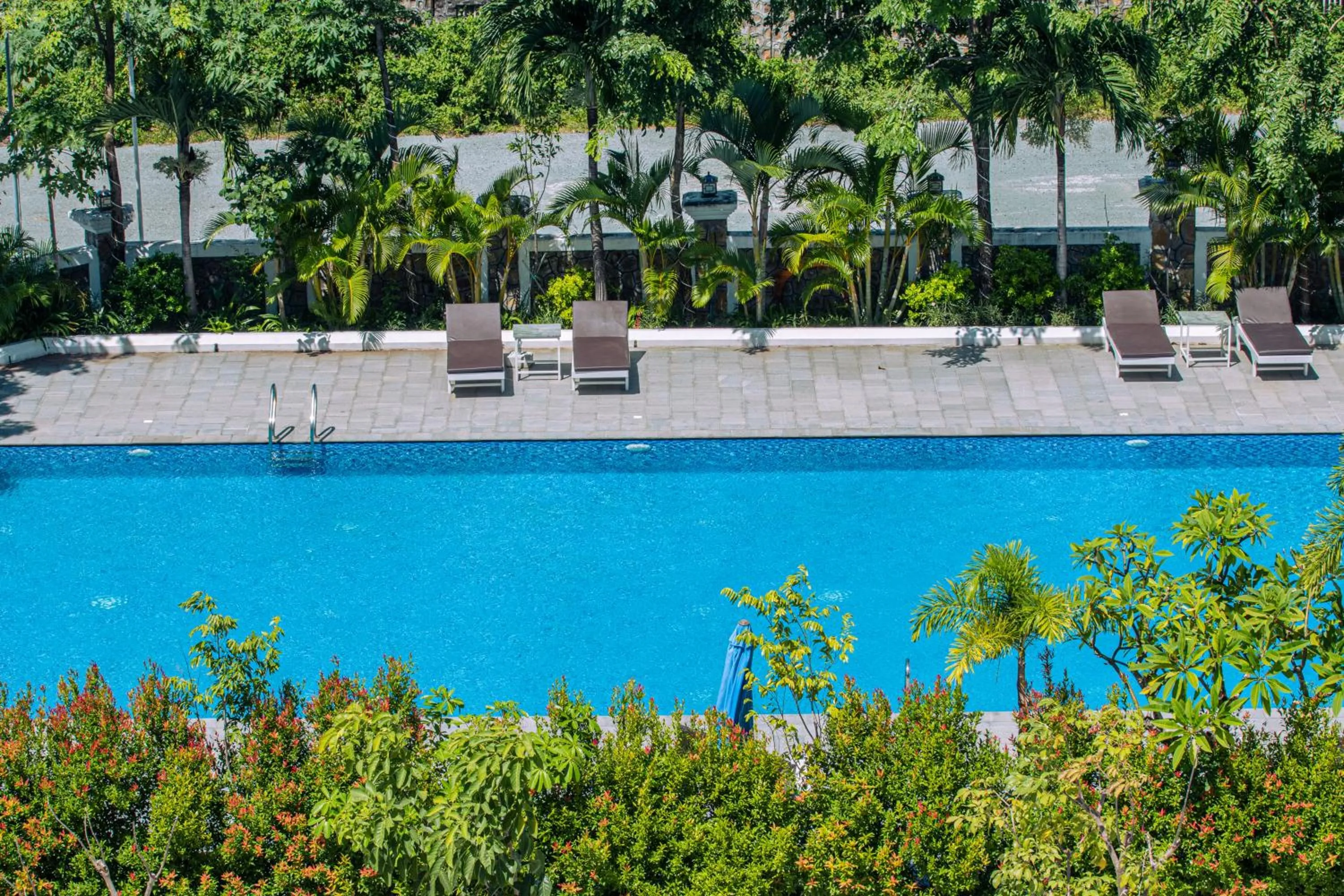 Swimming pool in Sangkahak Mith Hotel