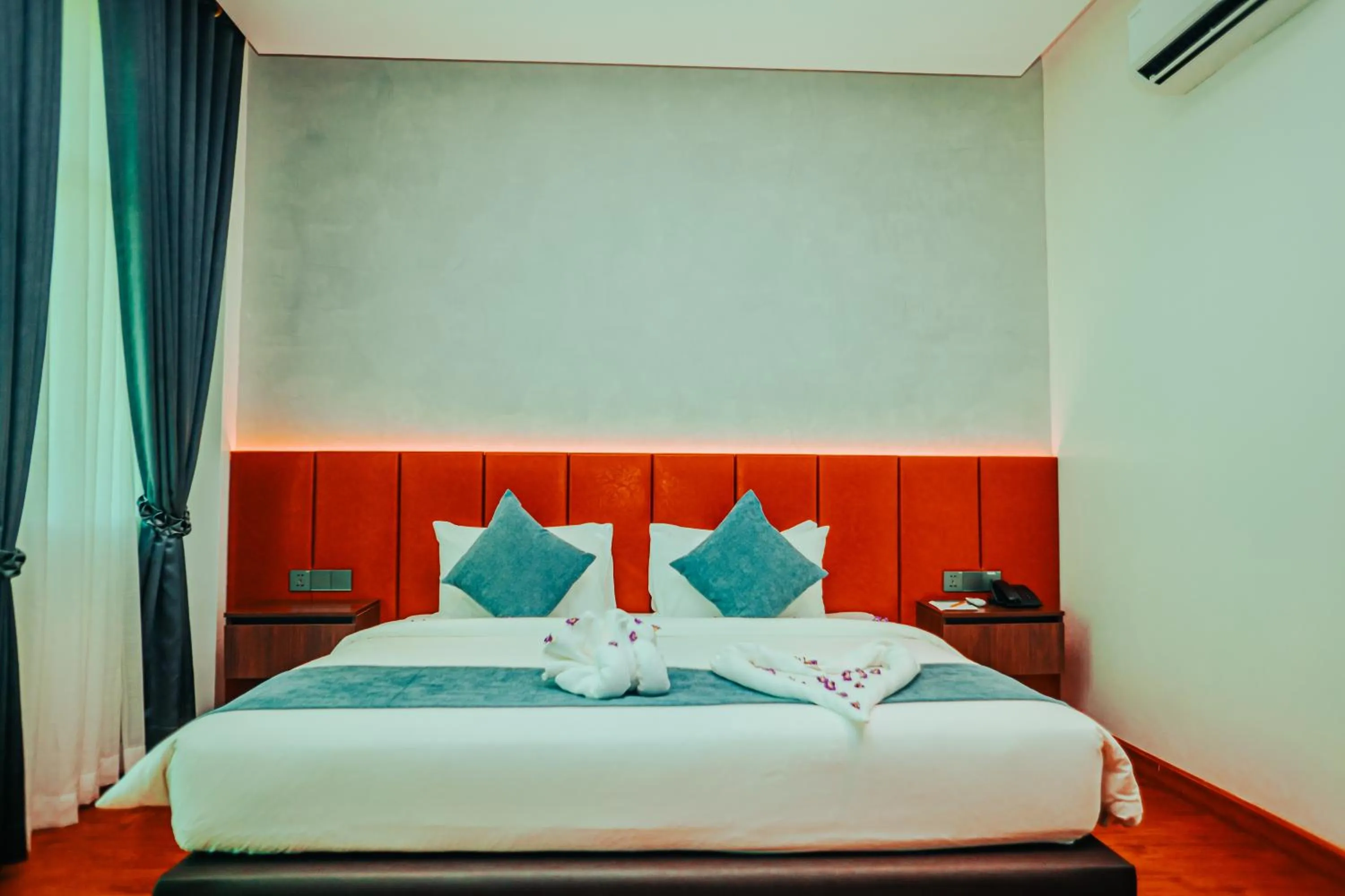 Property building, Bed in Sangkahak Mith Hotel