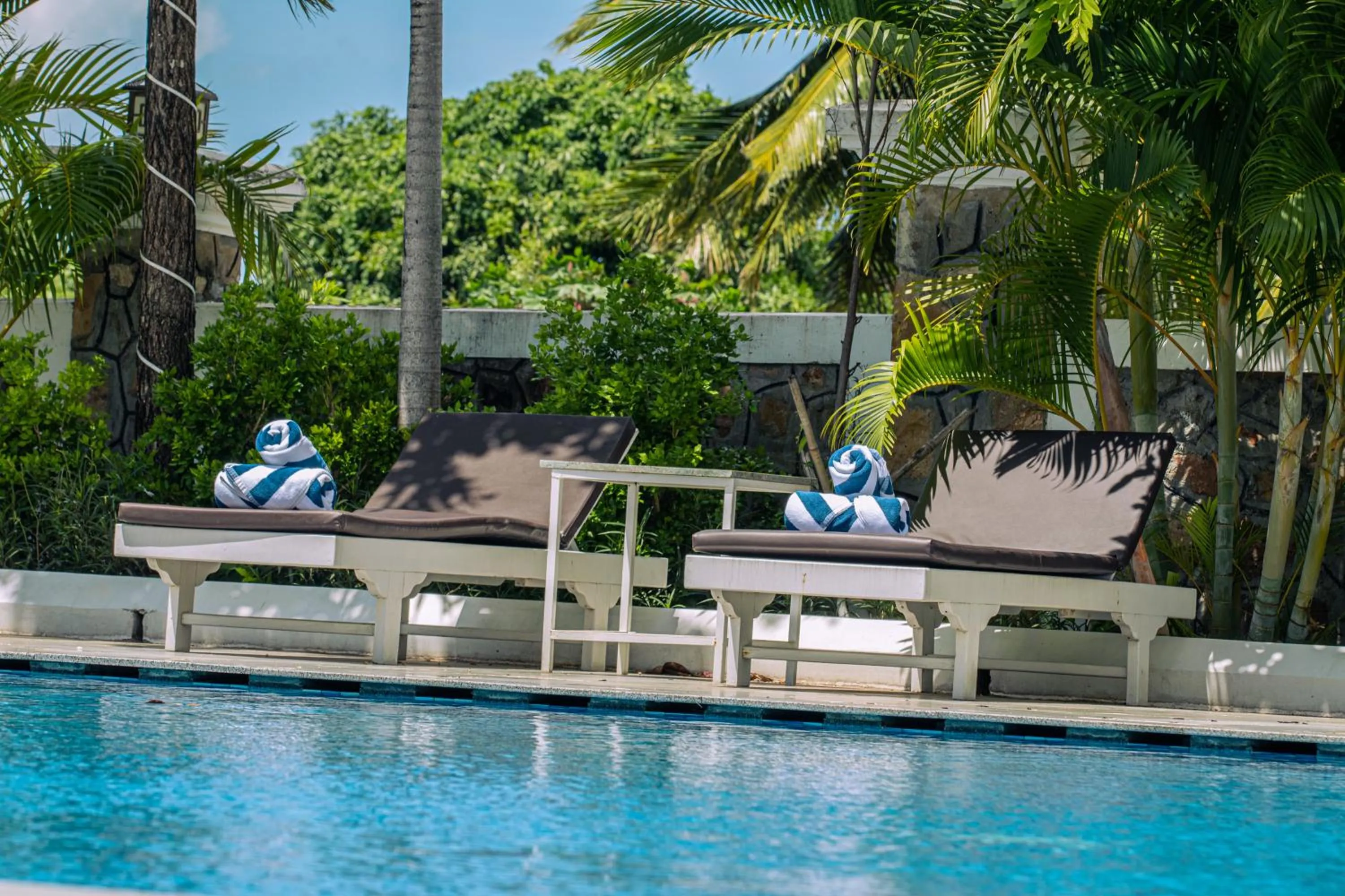 Swimming pool in Sangkahak Mith Hotel