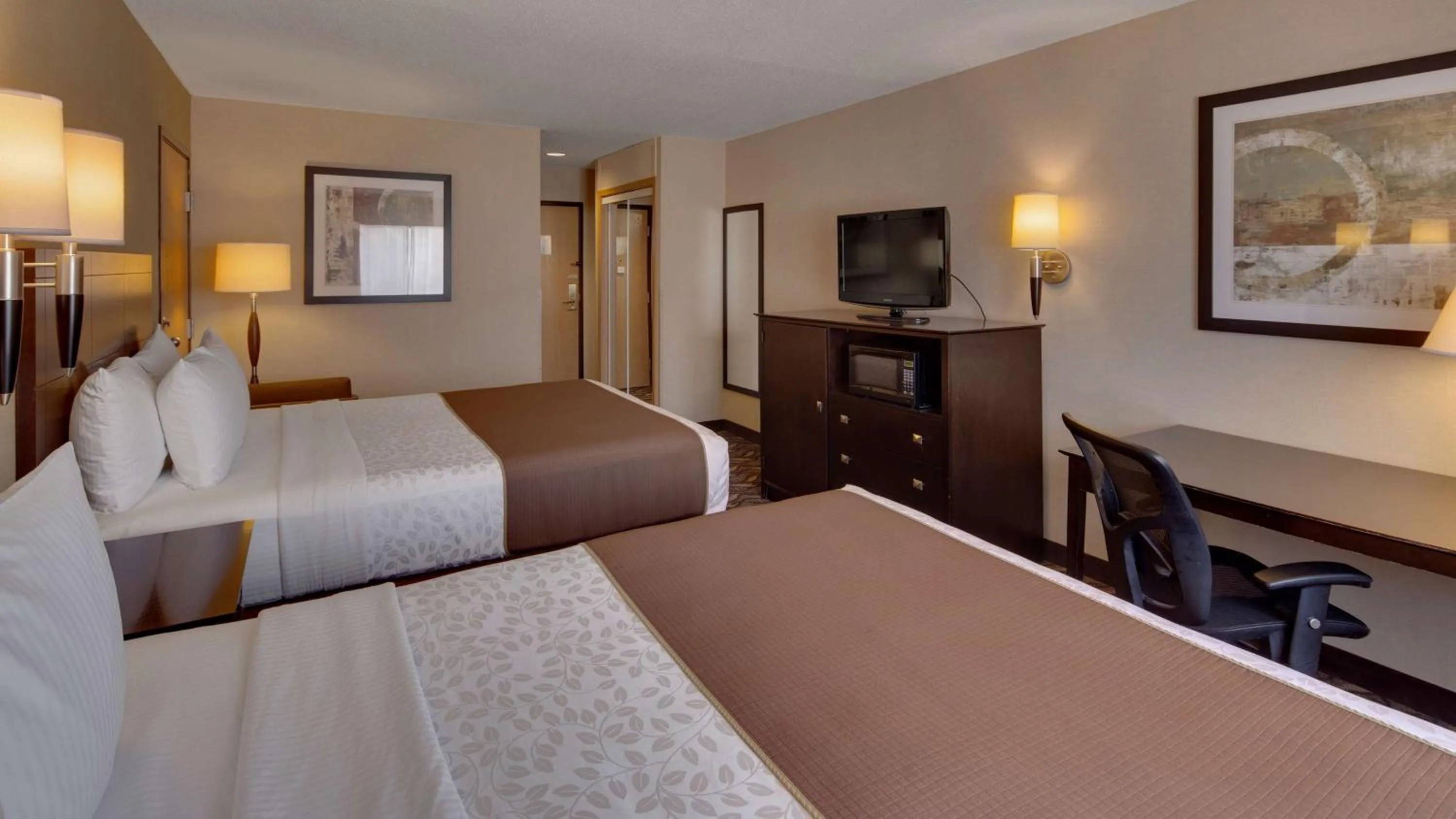 Photo of the whole room, Bed in Best Western Pontiac Inn