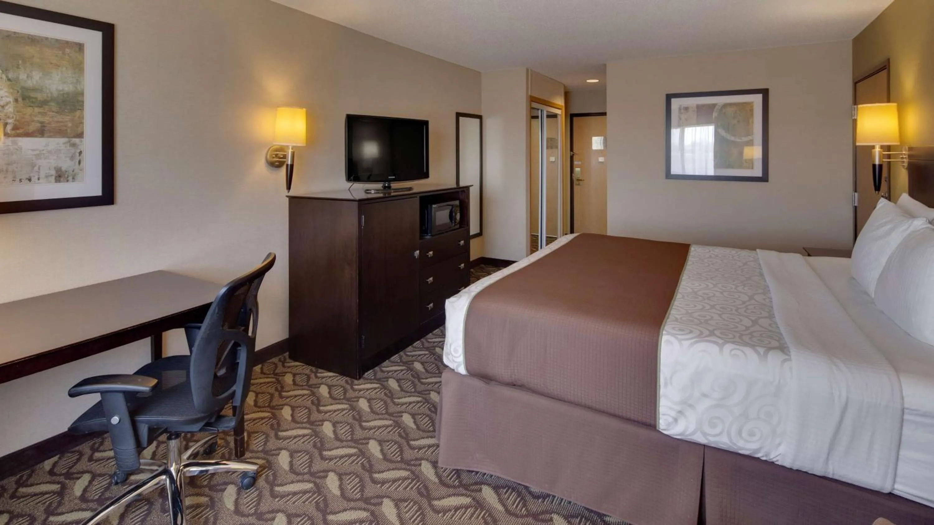 Photo of the whole room, Bed in Best Western Pontiac Inn