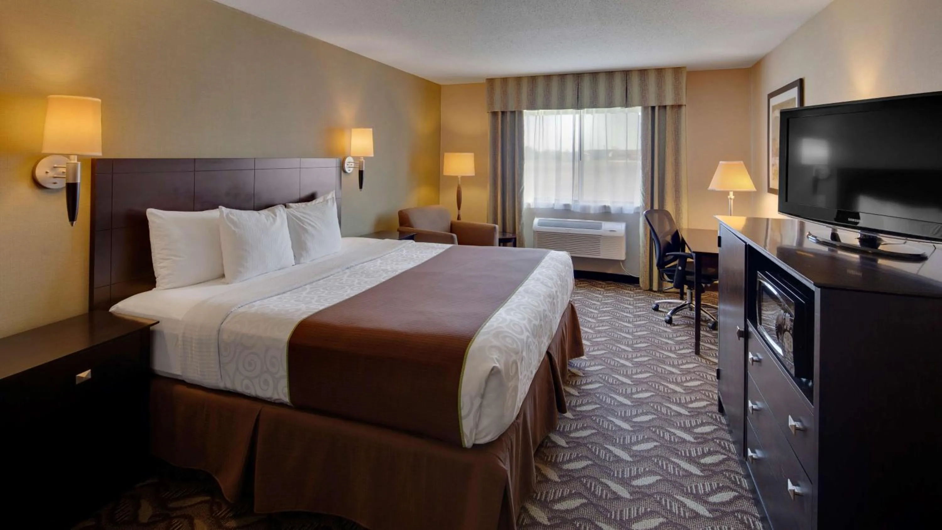 Photo of the whole room, Bed in Best Western Pontiac Inn