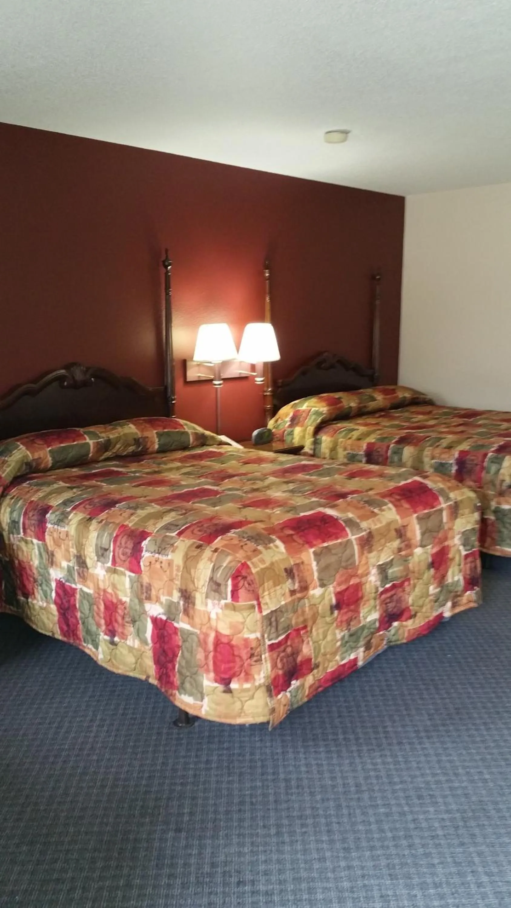 Bed in Foster Inn Monticello