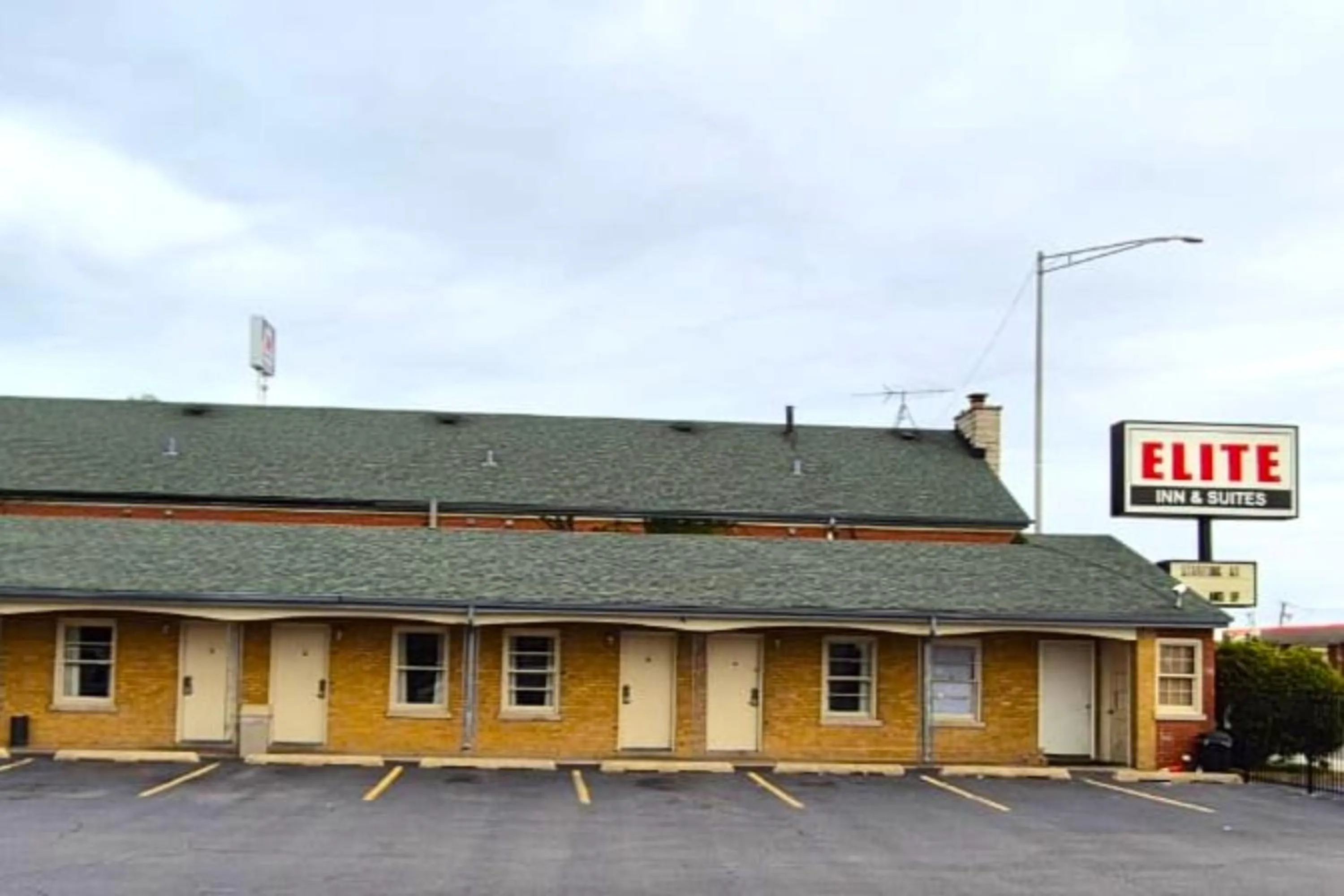 Facade/entrance in Capital O Elite Inn & Suites South Holland I 94