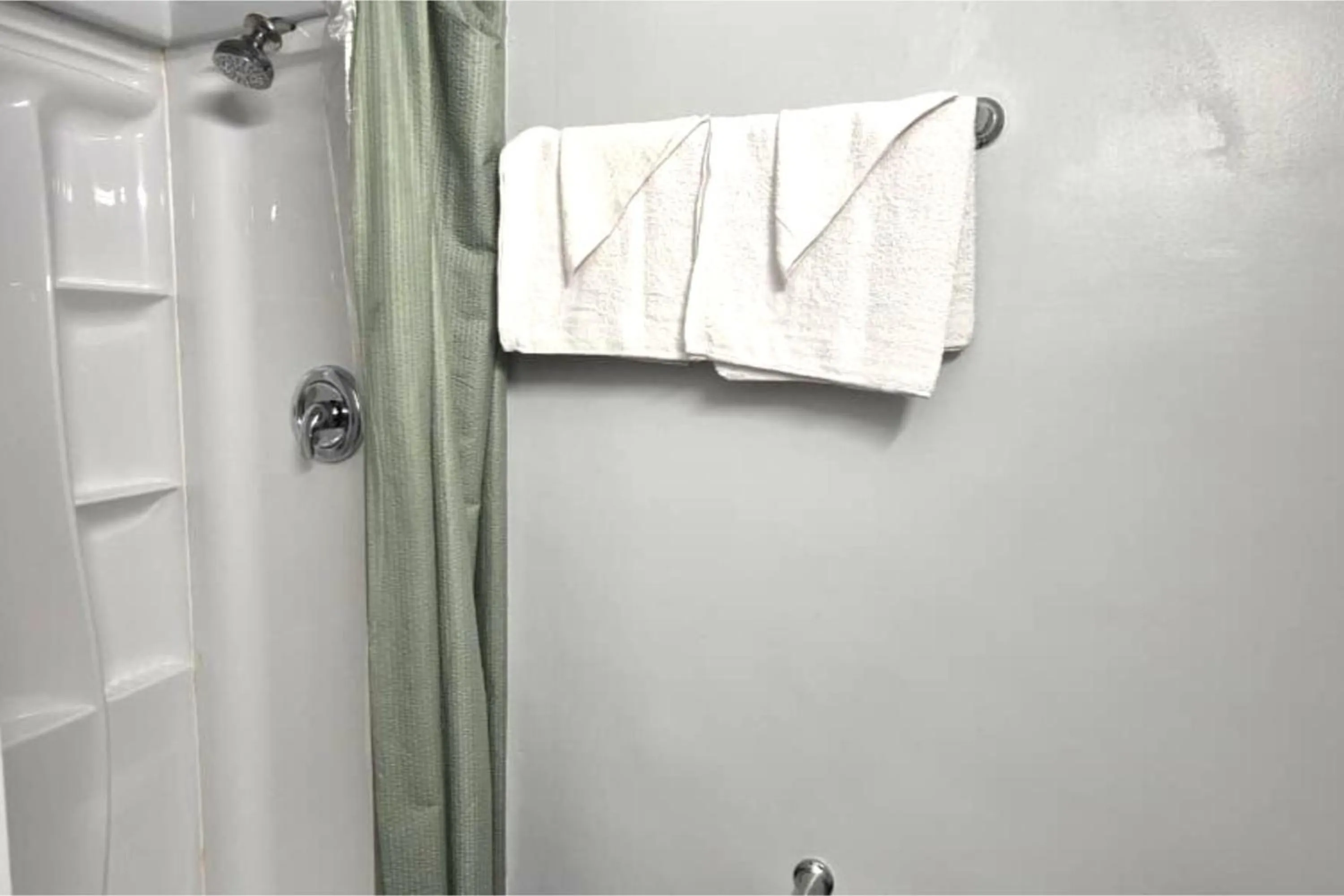 Bathroom in Capital O Elite Inn & Suites South Holland I 94