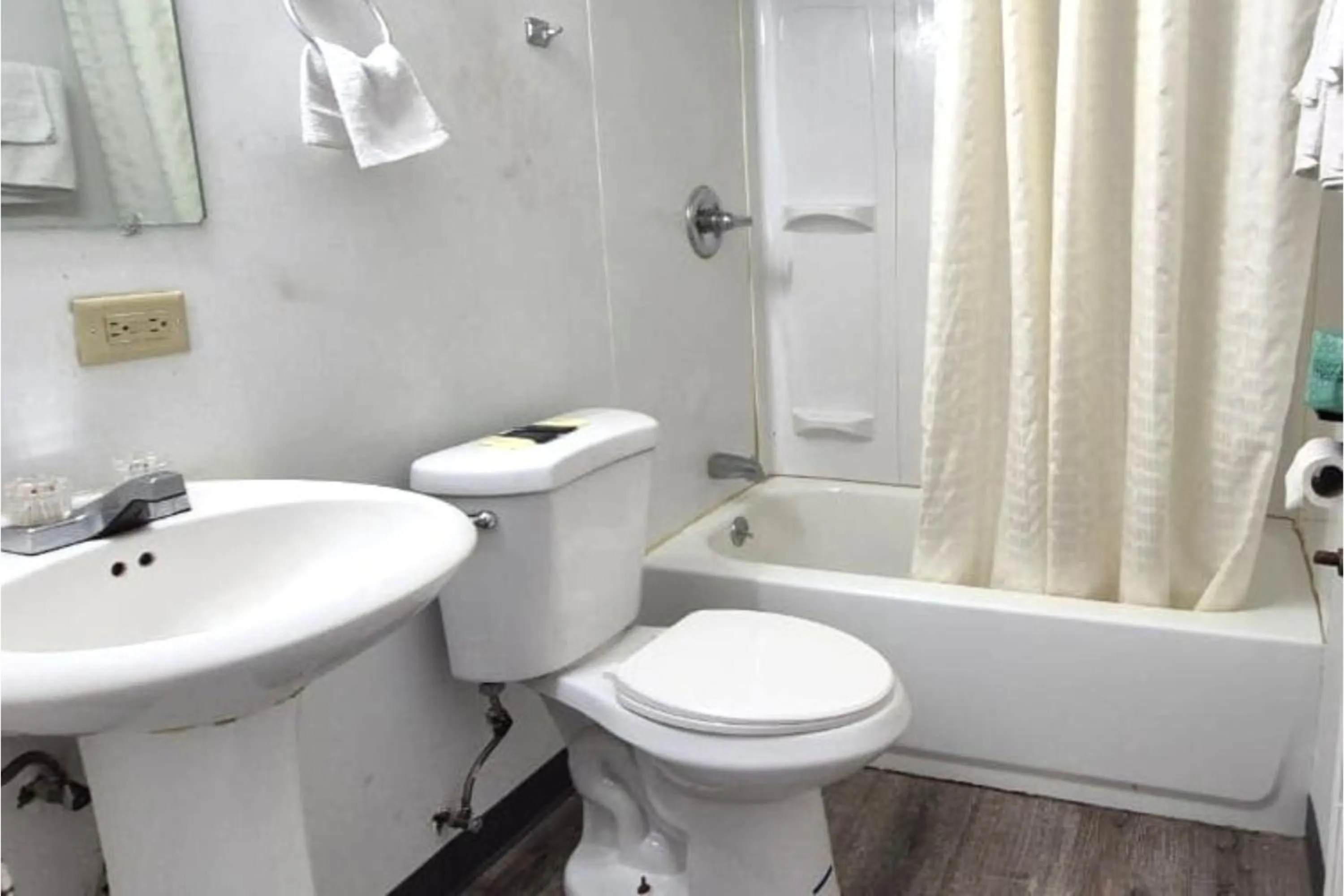 Bathroom in Capital O Elite Inn & Suites South Holland I 94