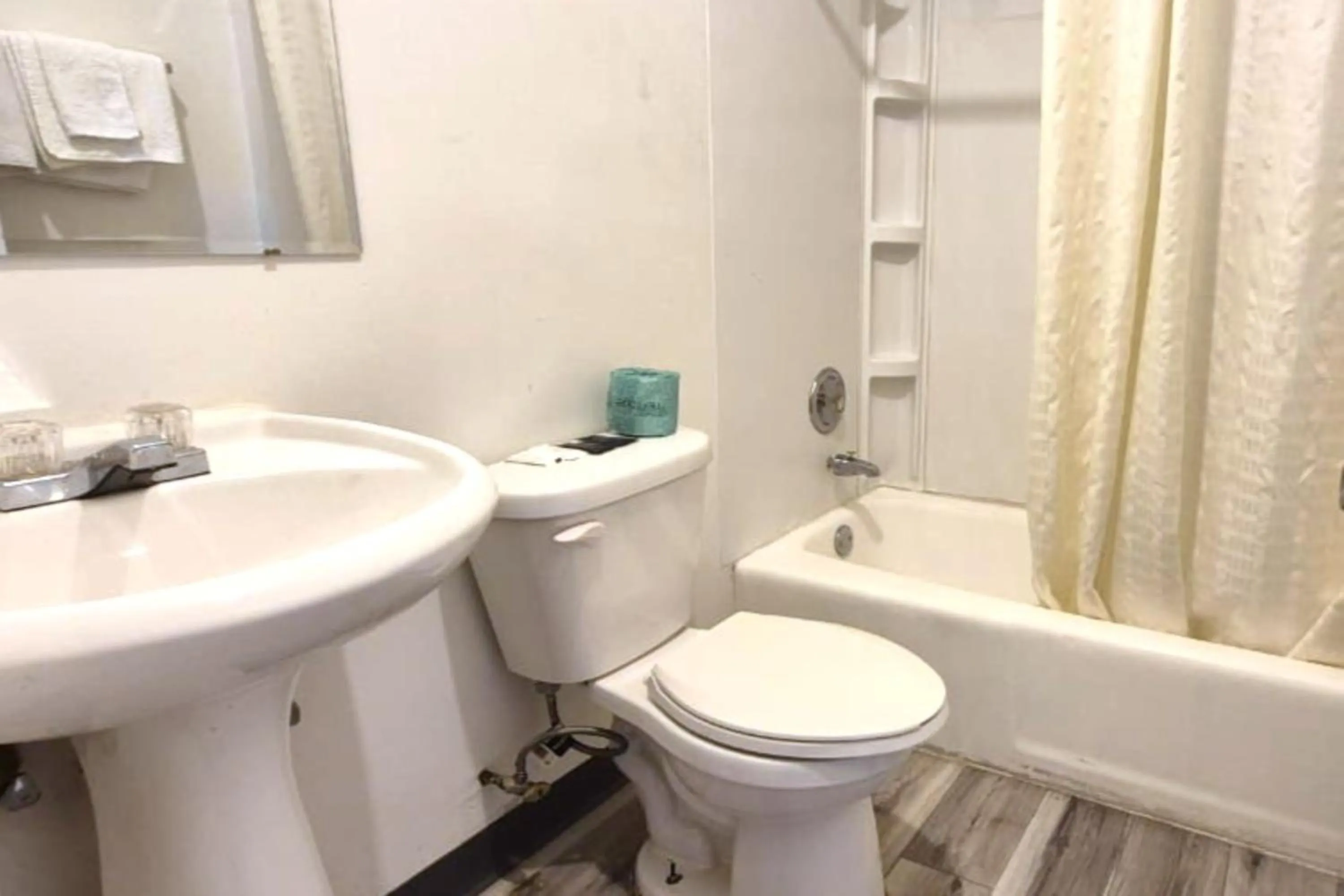 Bathroom in Capital O Elite Inn & Suites South Holland I 94