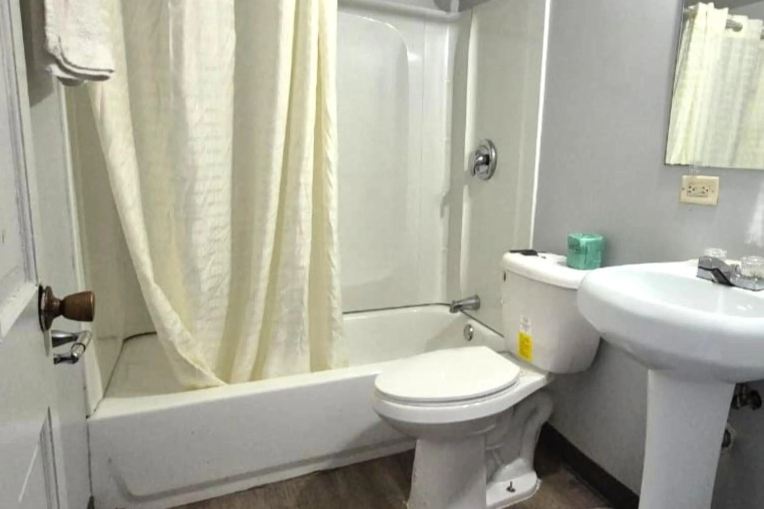 Bathroom in Capital O Elite Inn & Suites South Holland I 94