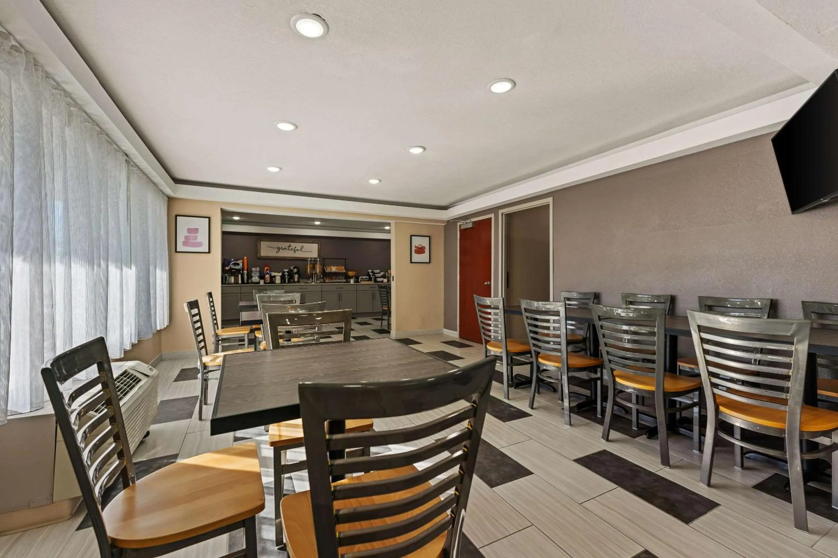 Breakfast in Econo Lodge Rockford Casino Area