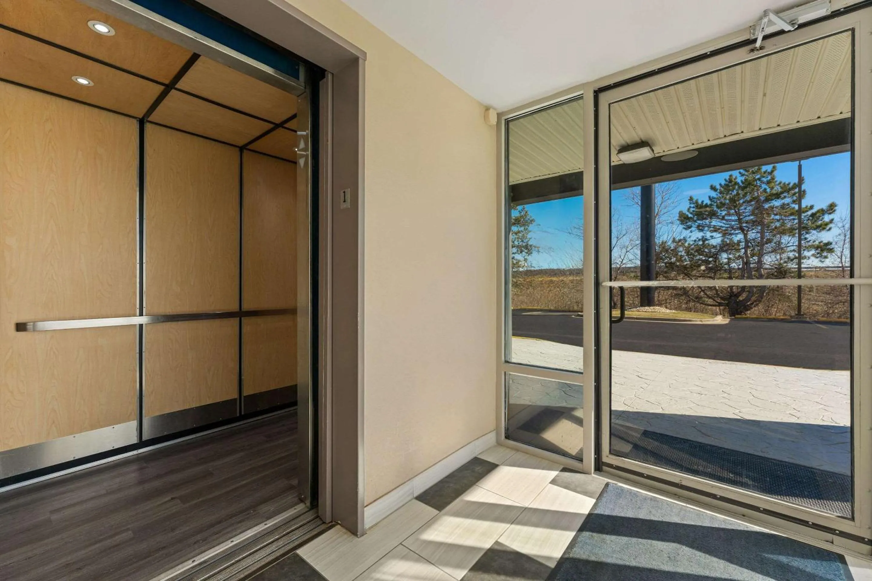 Other, Bed in Econo Lodge Rockford Casino Area