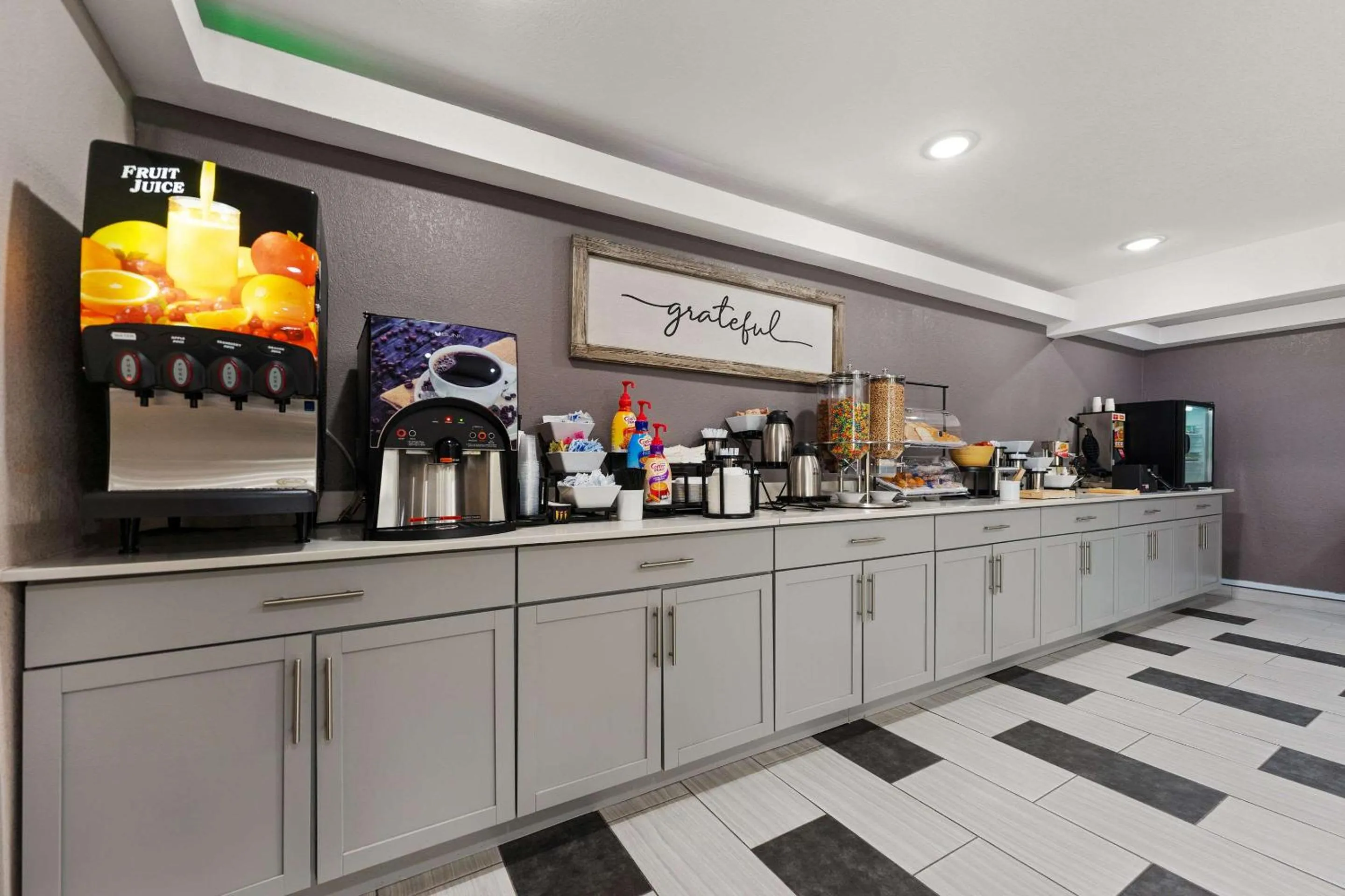 Breakfast in Econo Lodge Rockford Casino Area