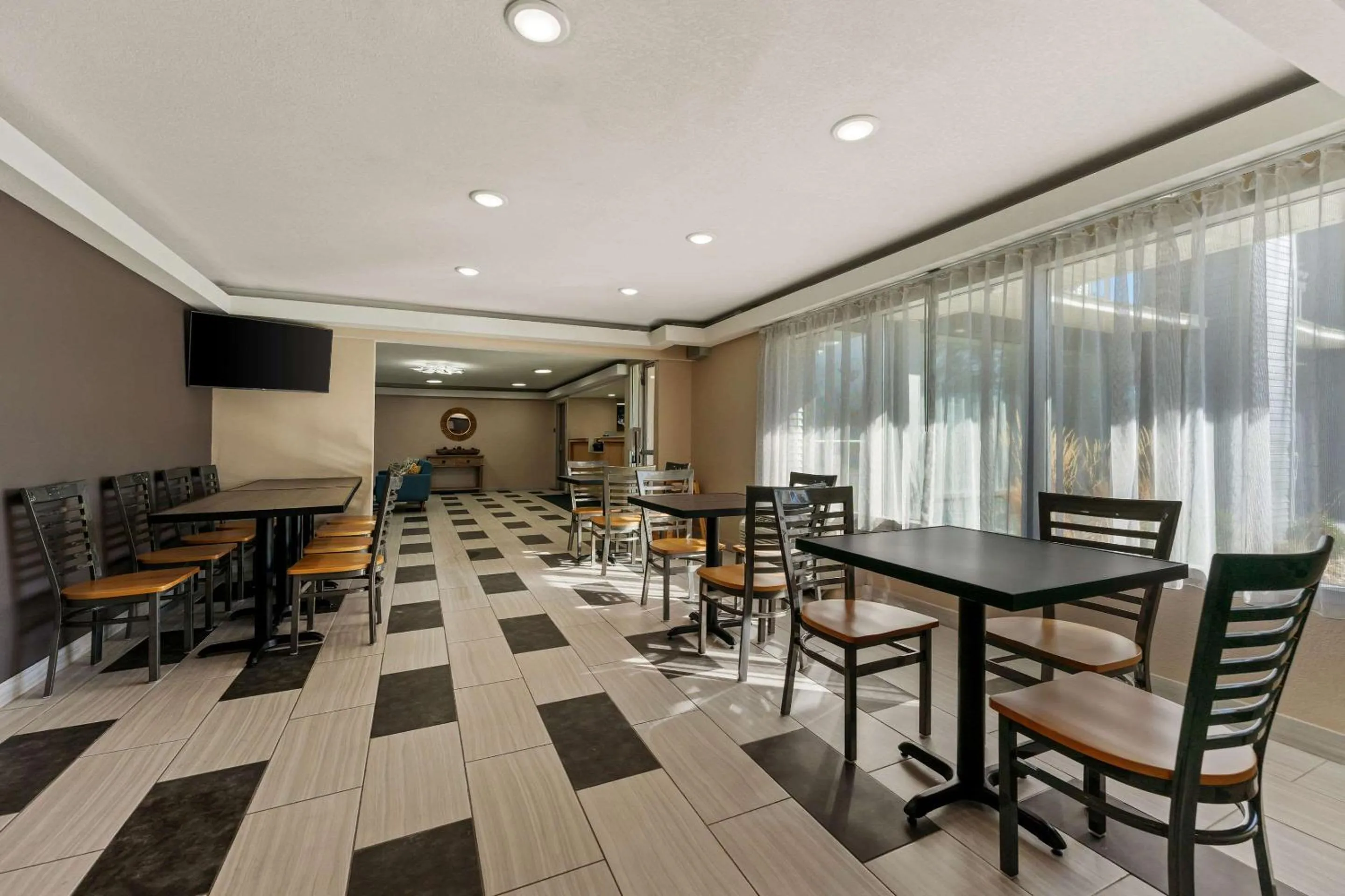 Breakfast in Econo Lodge Rockford Casino Area