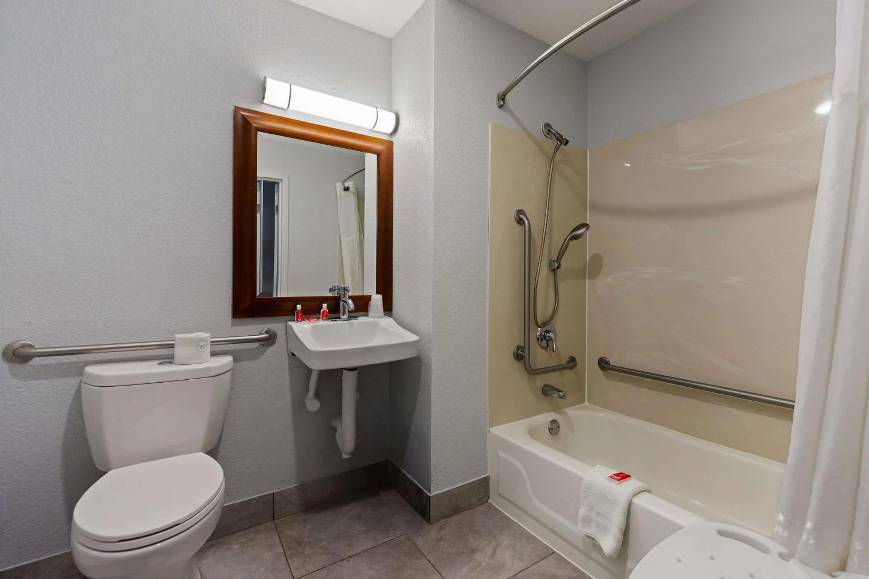 Bedroom in Econo Lodge Rockford Casino Area