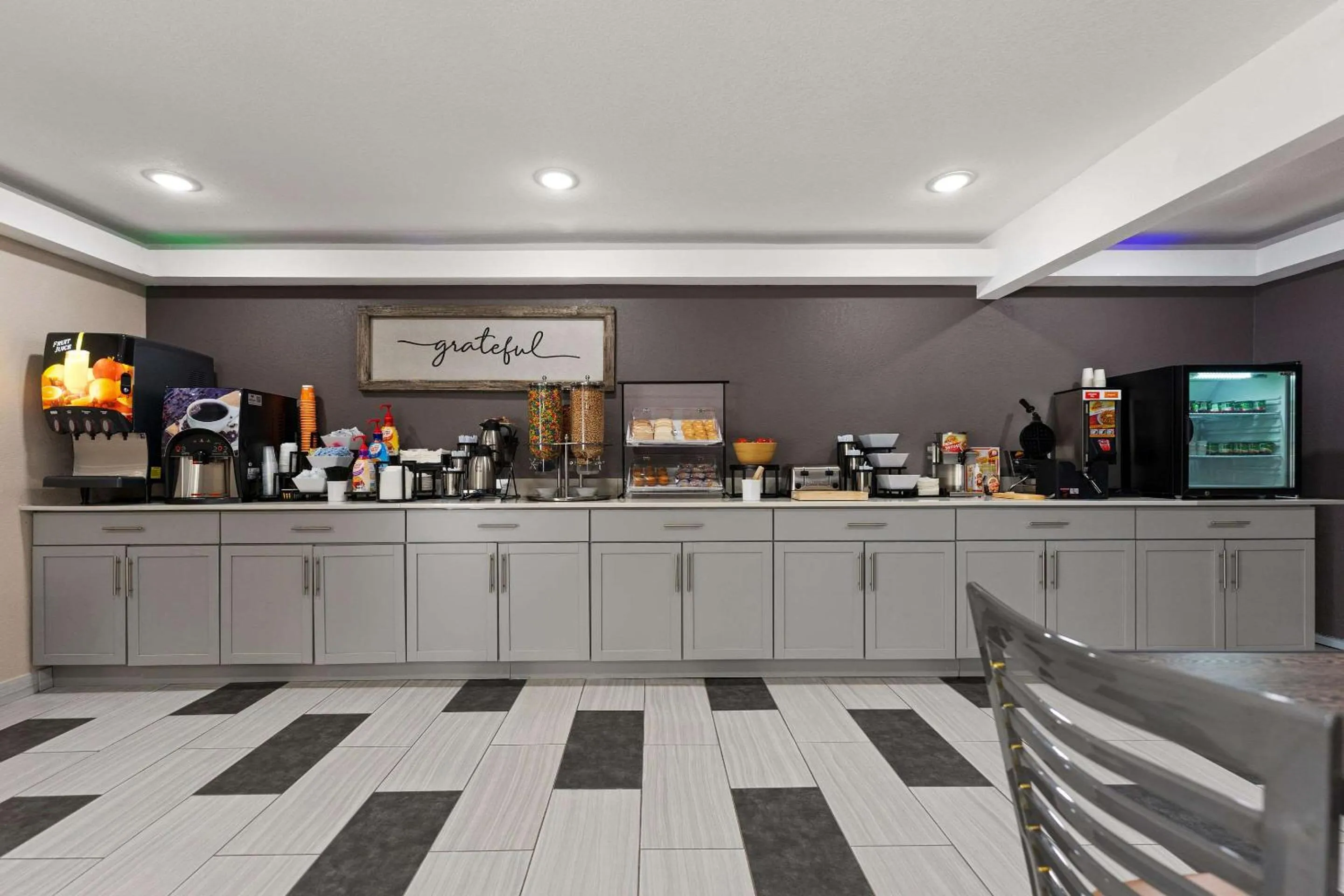 Breakfast in Econo Lodge Rockford Casino Area