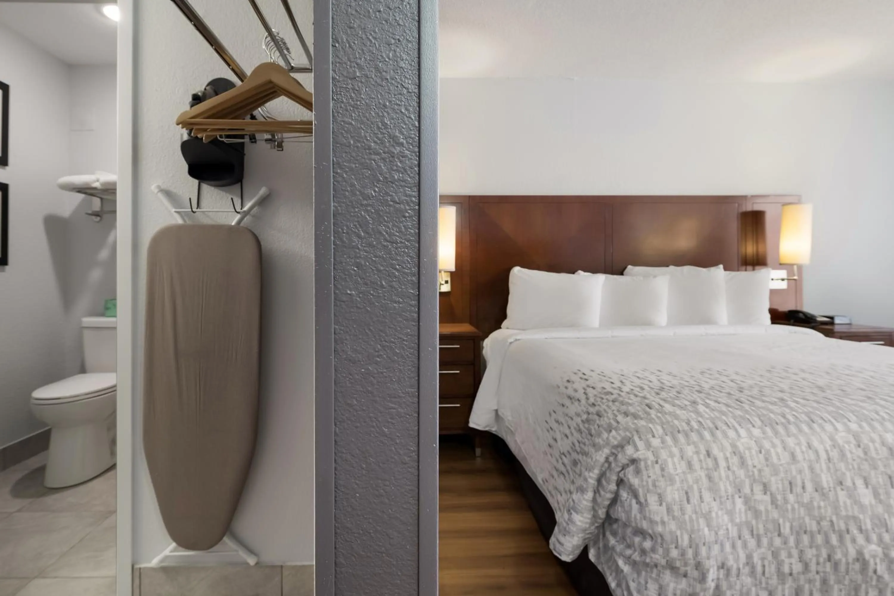 Bedroom, Bed in Econo Lodge Rockford Casino Area