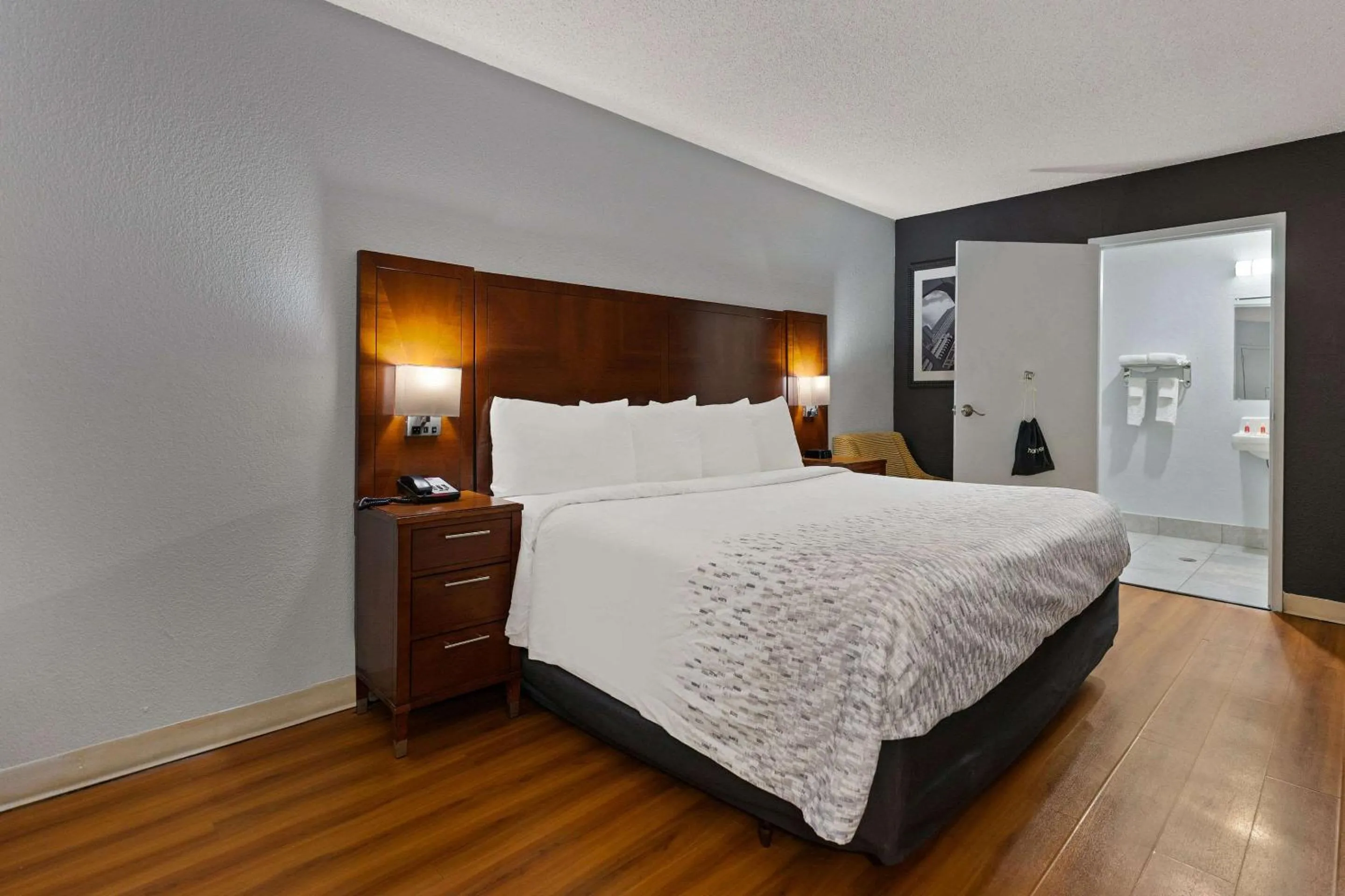 Bedroom, Bed in Econo Lodge Rockford Casino Area
