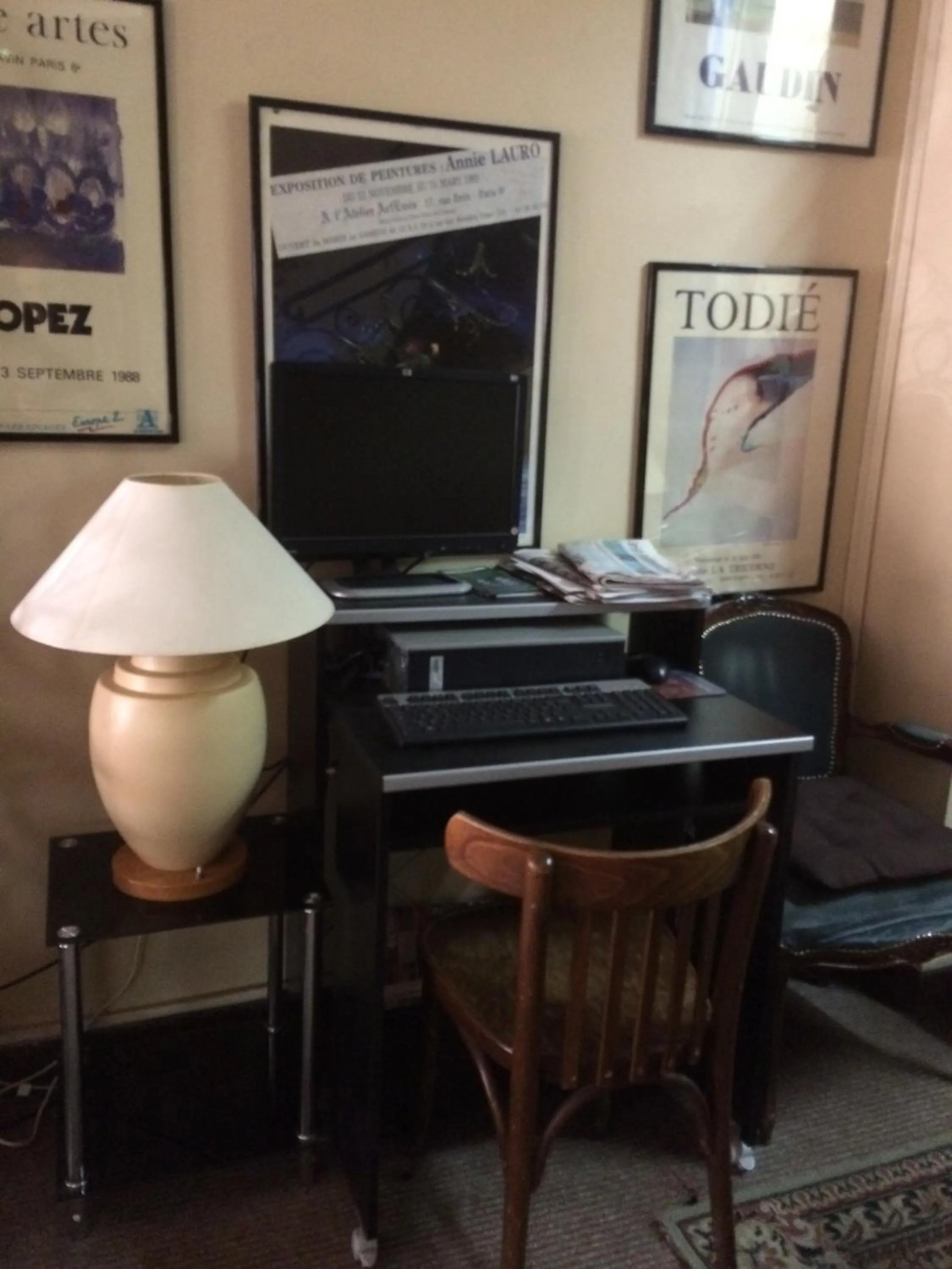 Communal lounge/ TV room in Hôtel Stanislas sans ascenseur