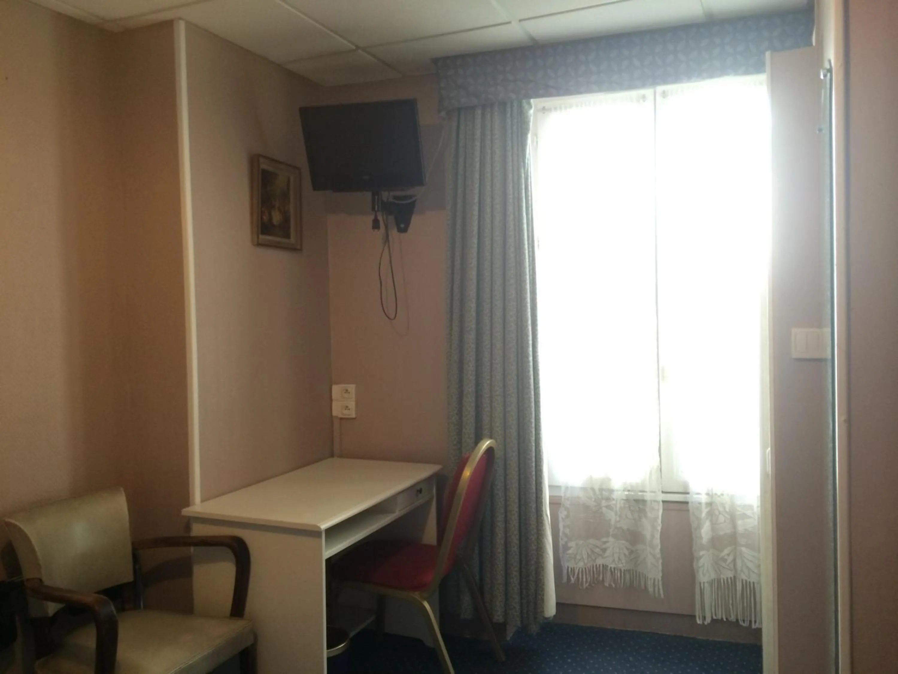 TV and multimedia in Hôtel Stanislas sans ascenseur