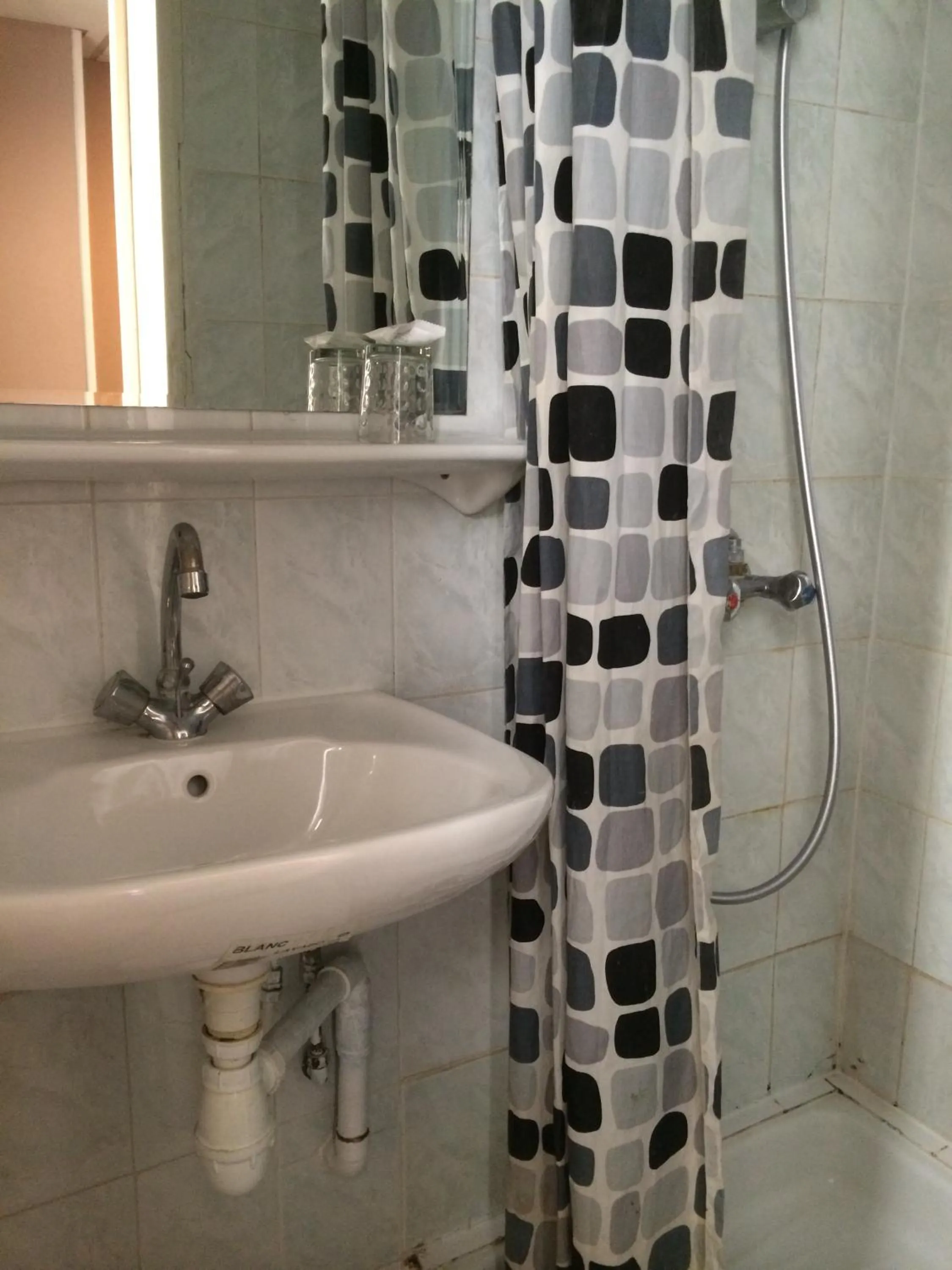 Shower in Hôtel Stanislas sans ascenseur