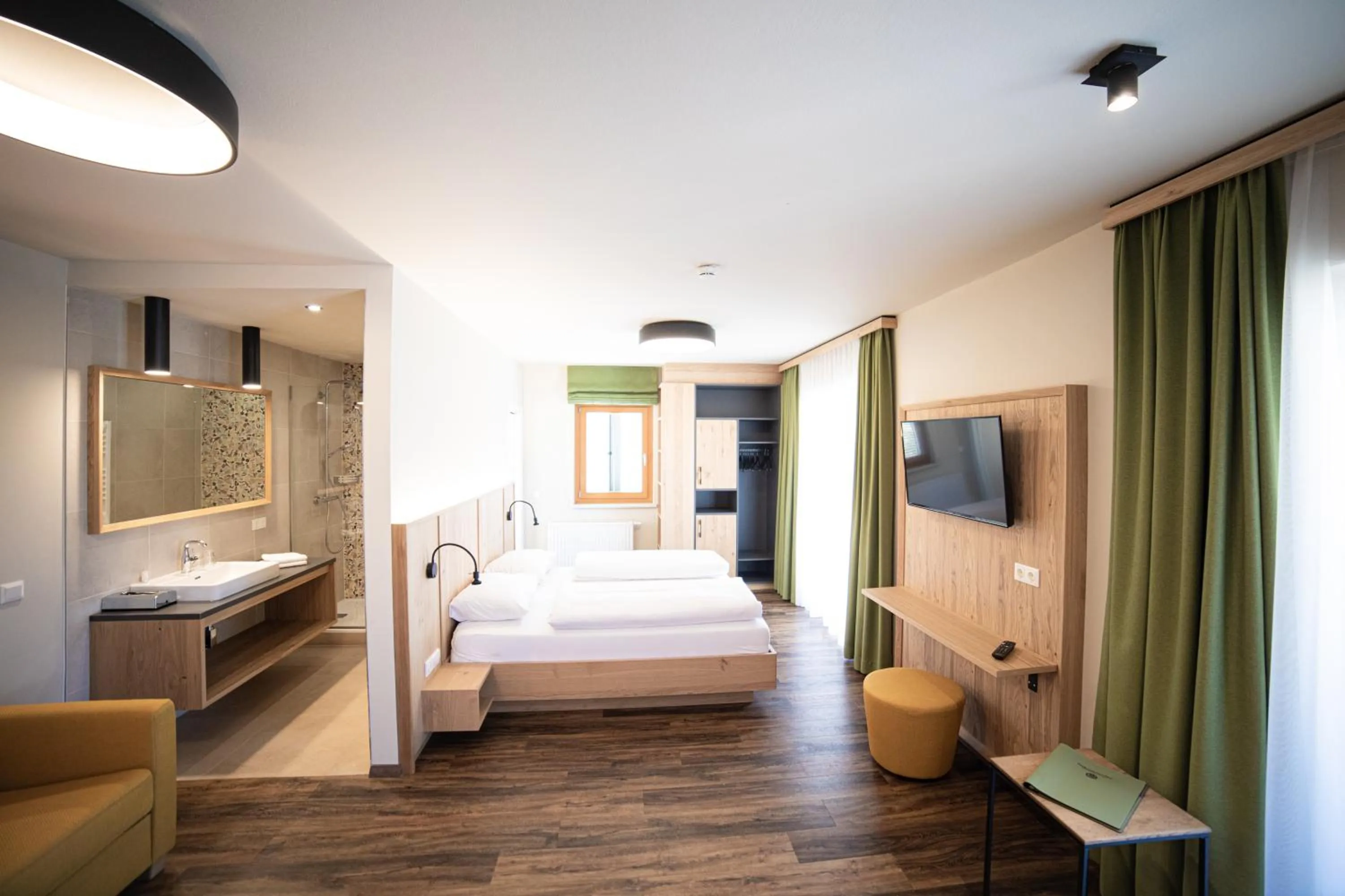 Photo of the whole room, Bed in Finkensteiner Hof