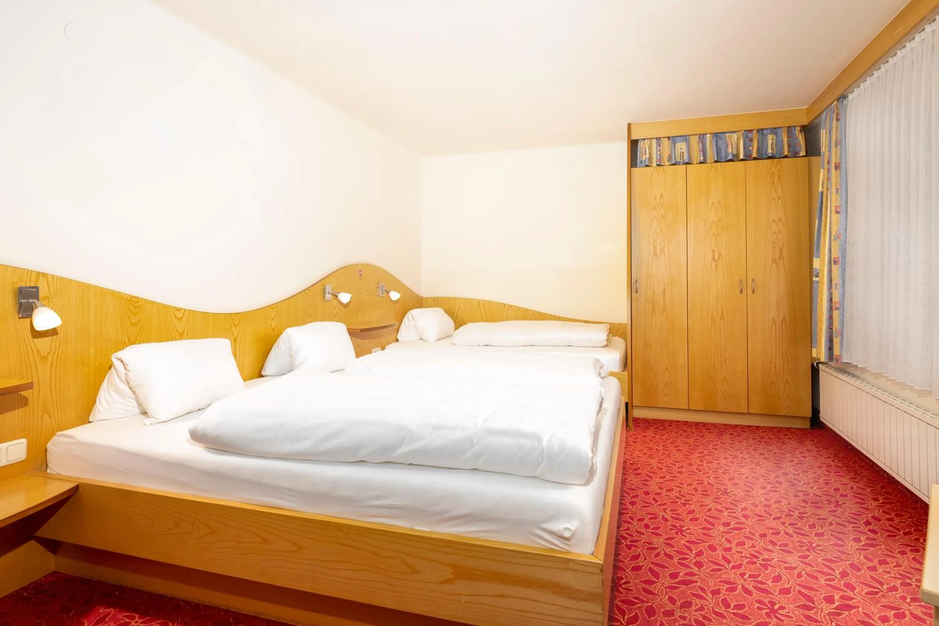 Photo of the whole room, Bed in Finkensteiner Hof