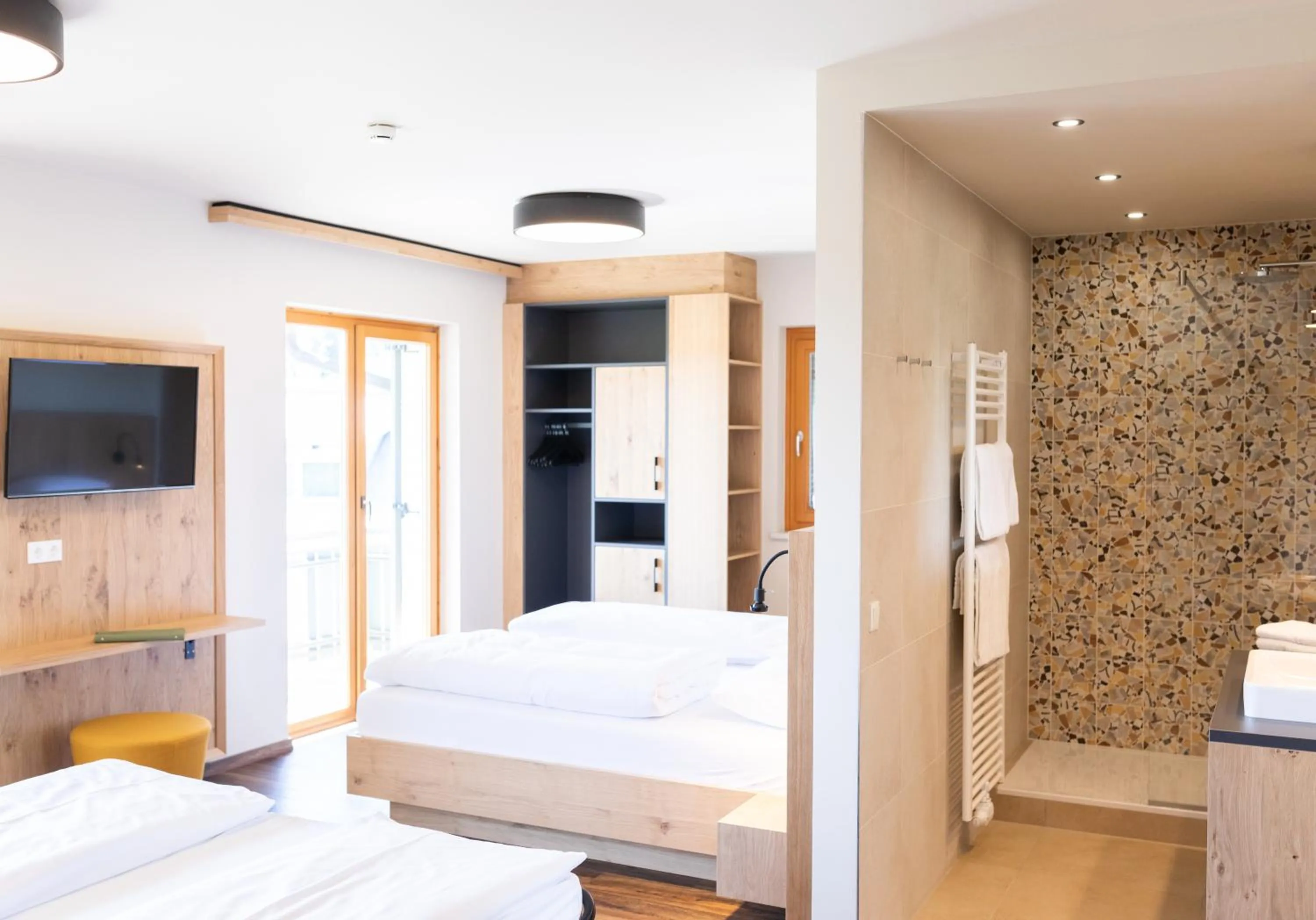 Shower, Bed in Finkensteiner Hof