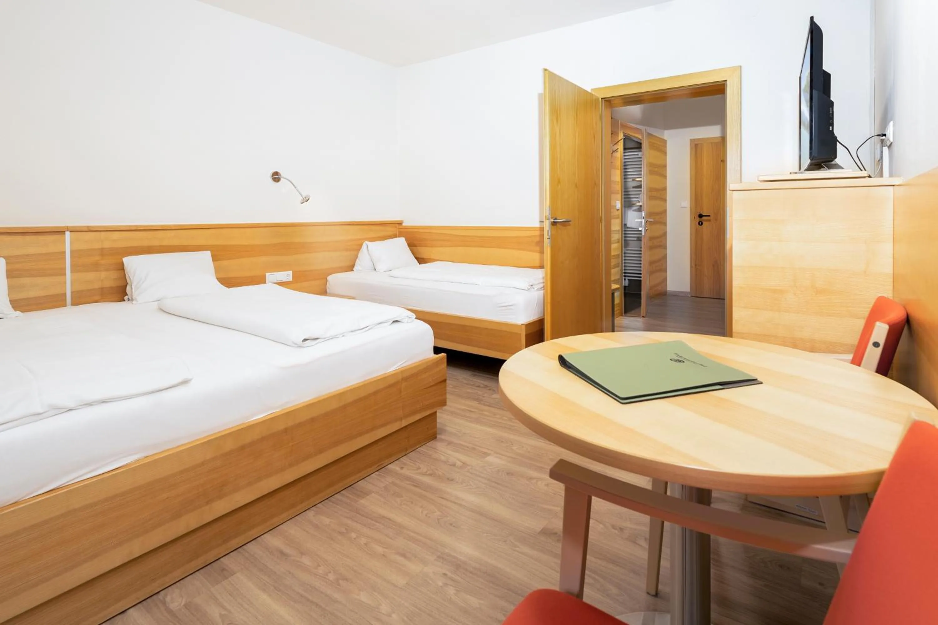 Photo of the whole room, Bed in Finkensteiner Hof