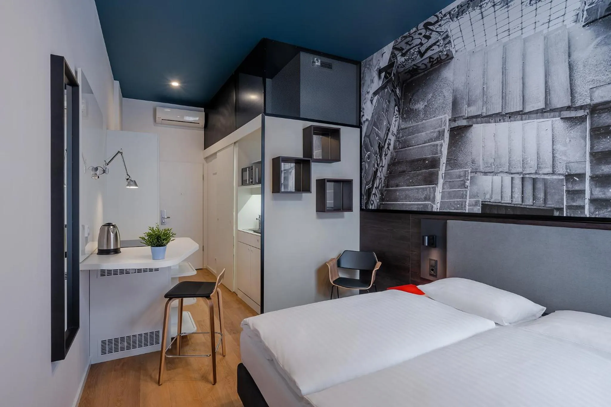 Property building, Bed in Dean's Home Budapest