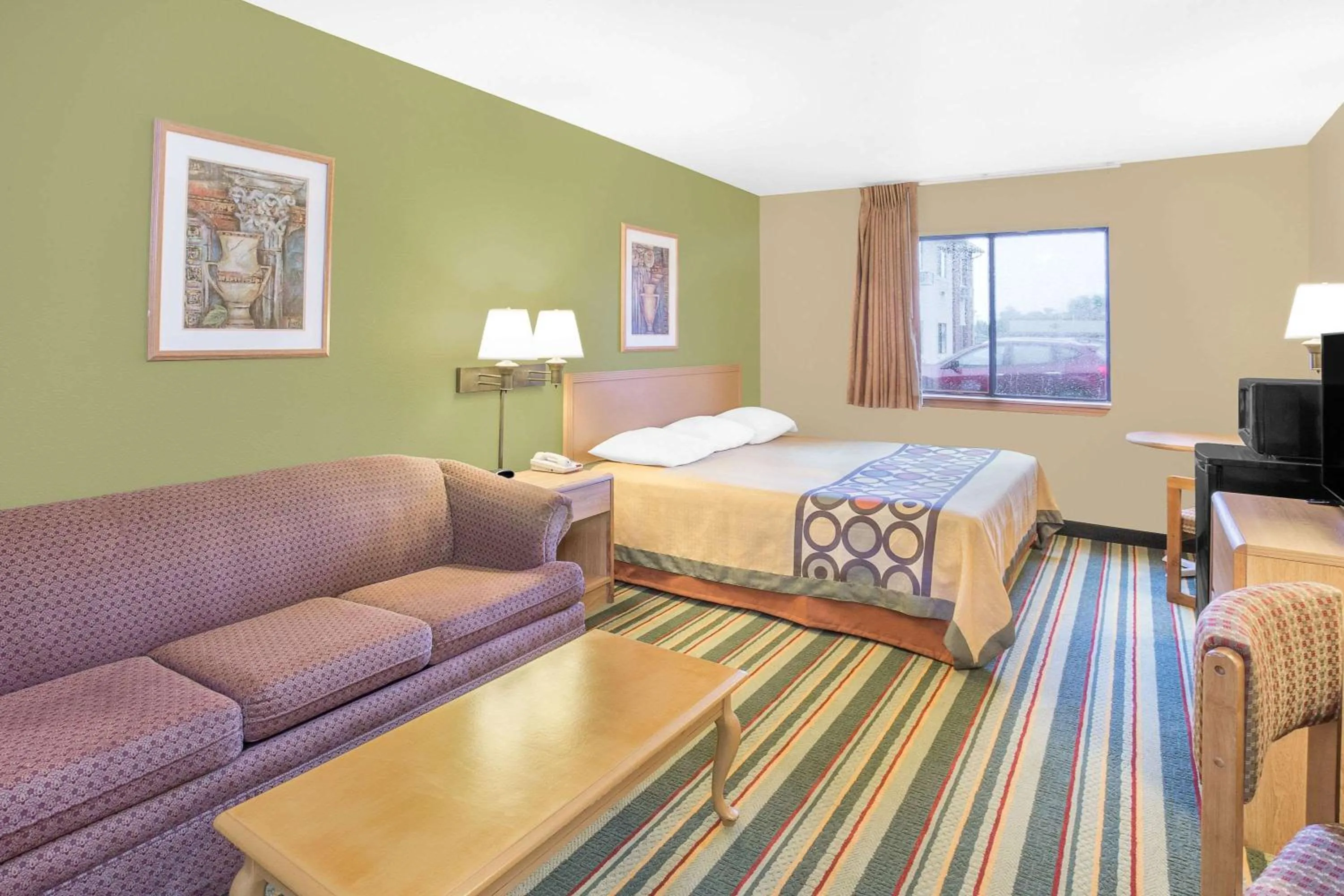 Photo of the whole room, Bed in Super 8 by Wyndham East Moline