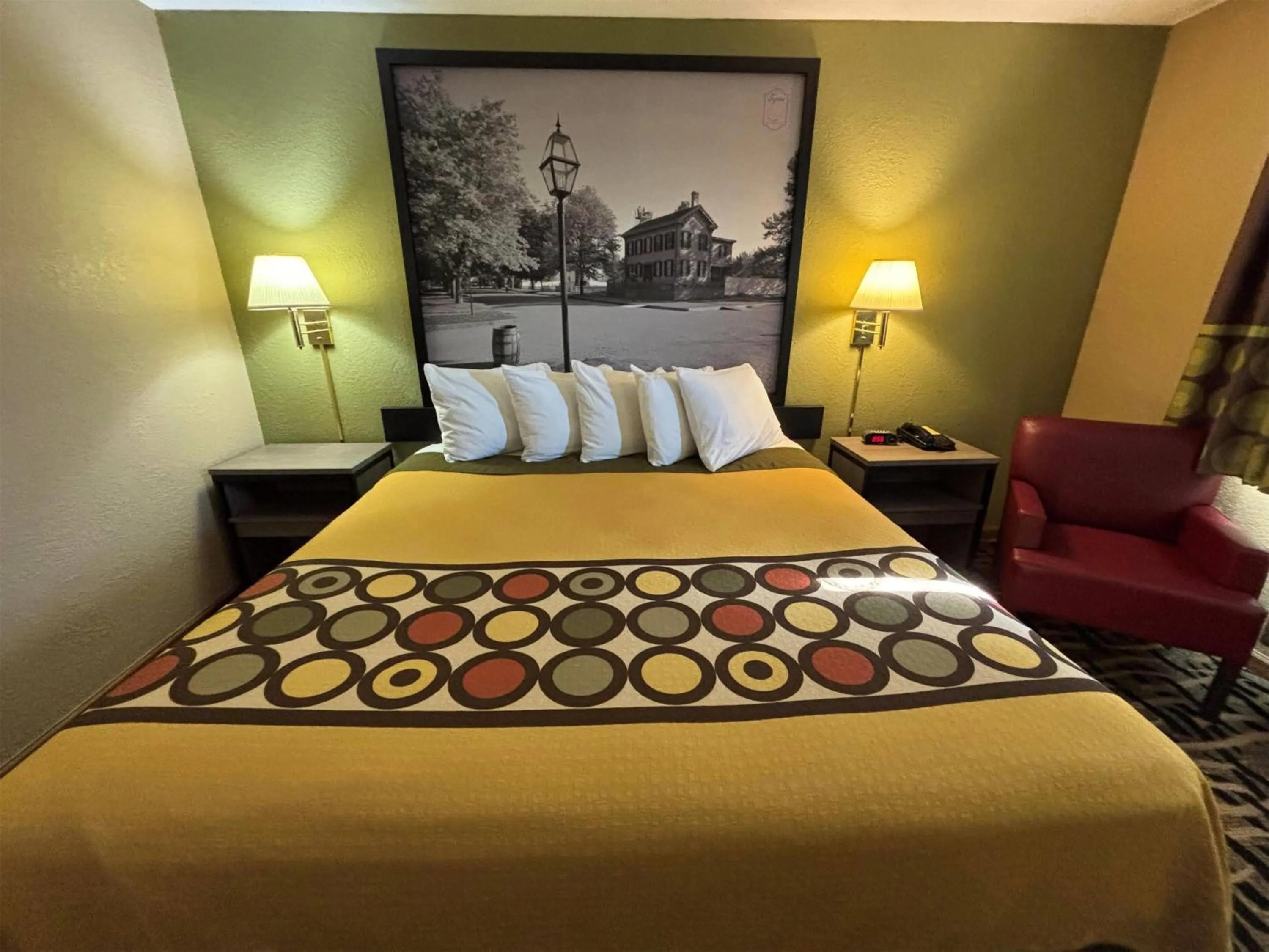 Photo of the whole room, Bed in Super 8 by Wyndham McLean/Bloomington SW