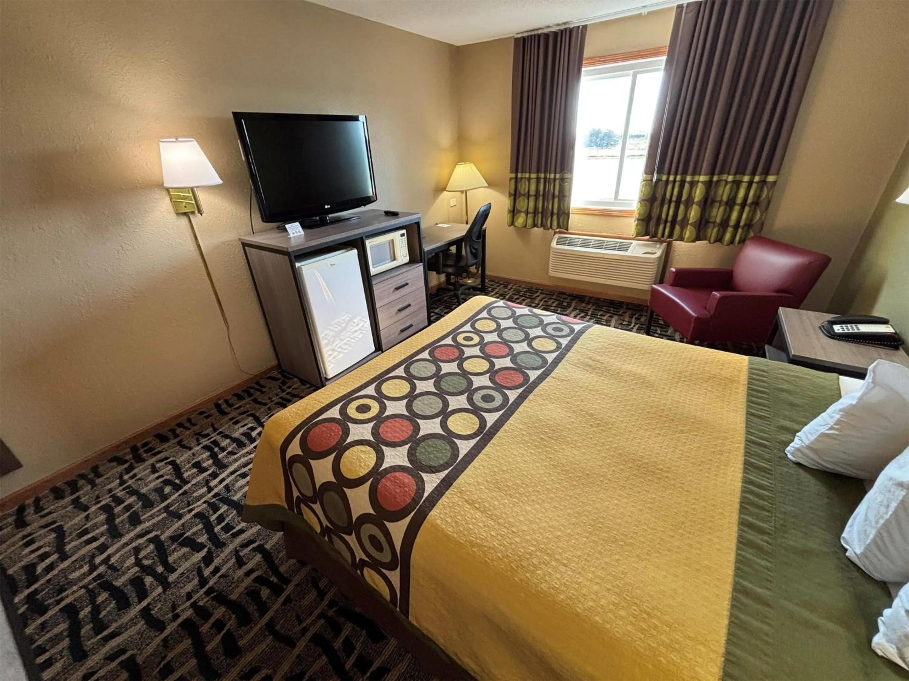 Photo of the whole room, Bed in Super 8 by Wyndham McLean/Bloomington SW