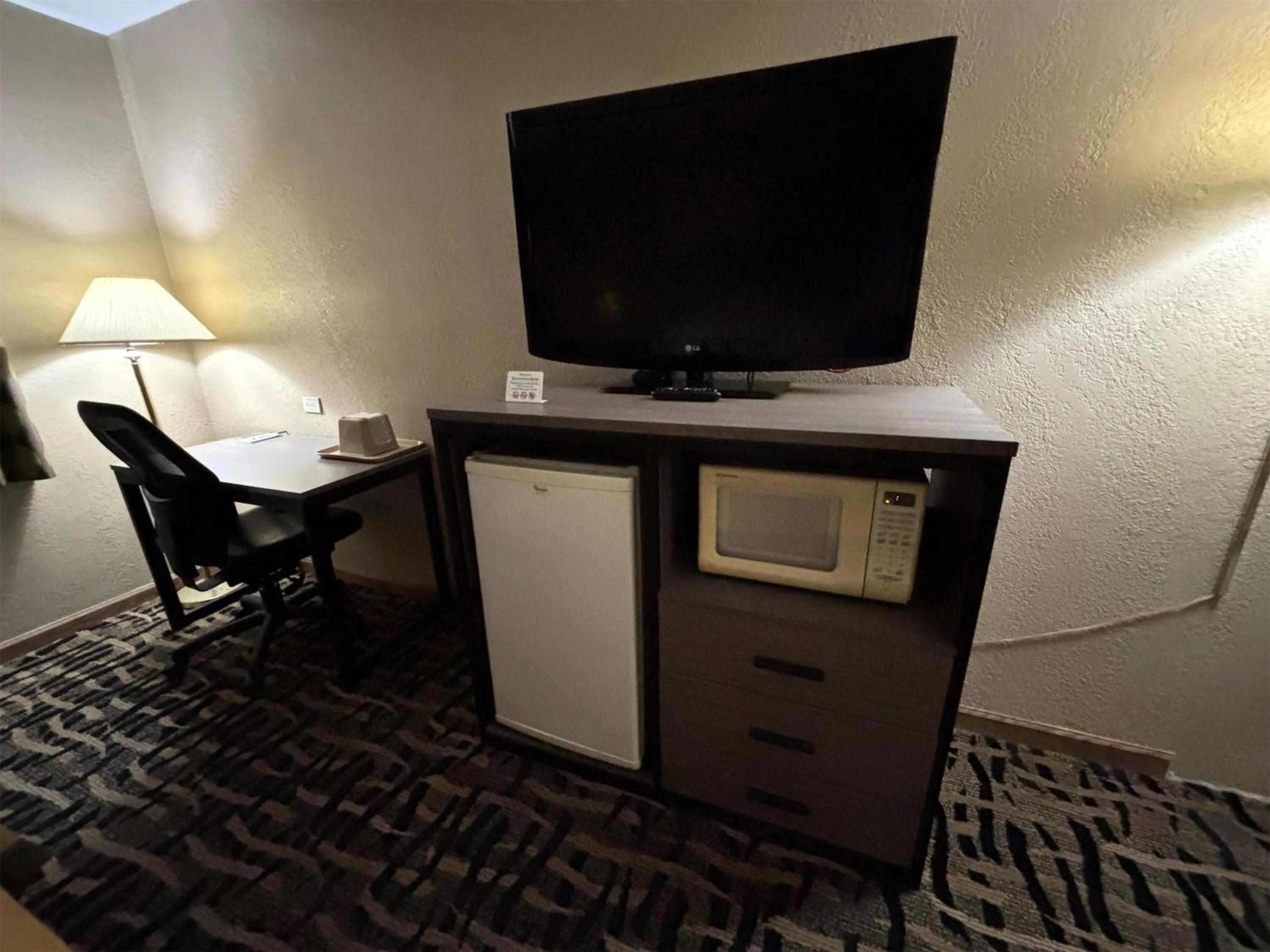 Photo of the whole room in Super 8 by Wyndham McLean/Bloomington SW