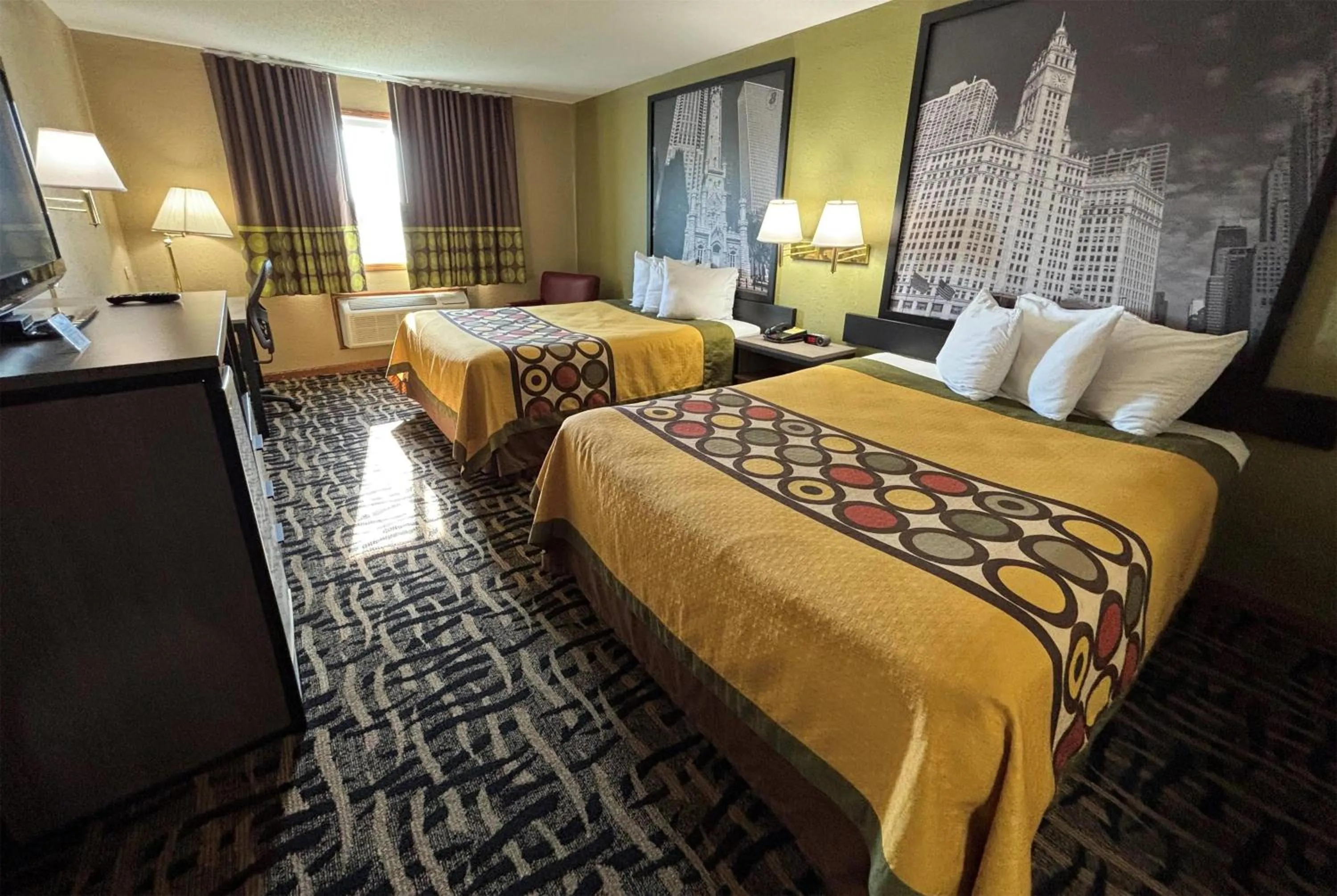 Photo of the whole room, Bed in Super 8 by Wyndham McLean/Bloomington SW