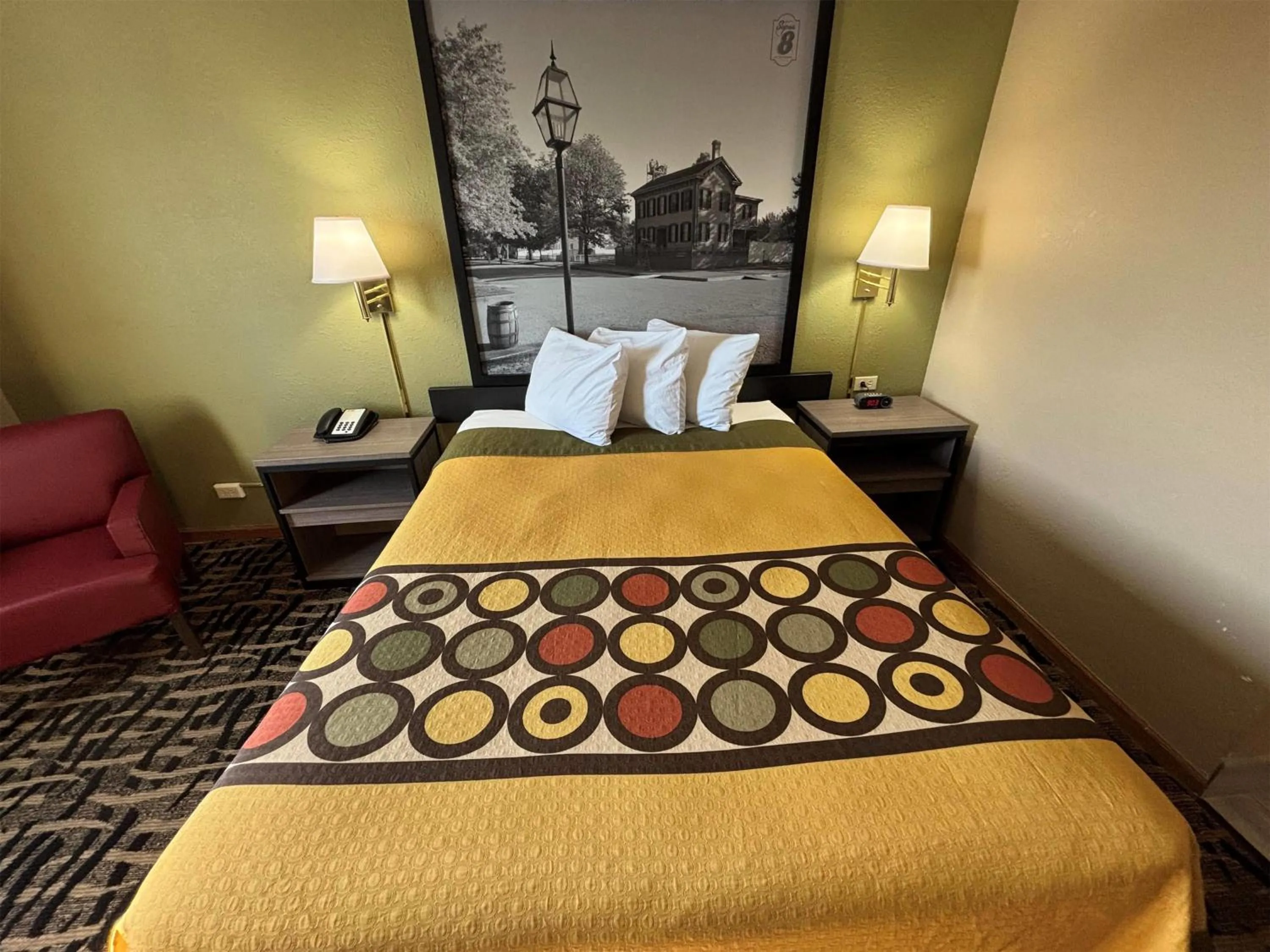 Photo of the whole room, Bed in Super 8 by Wyndham McLean/Bloomington SW