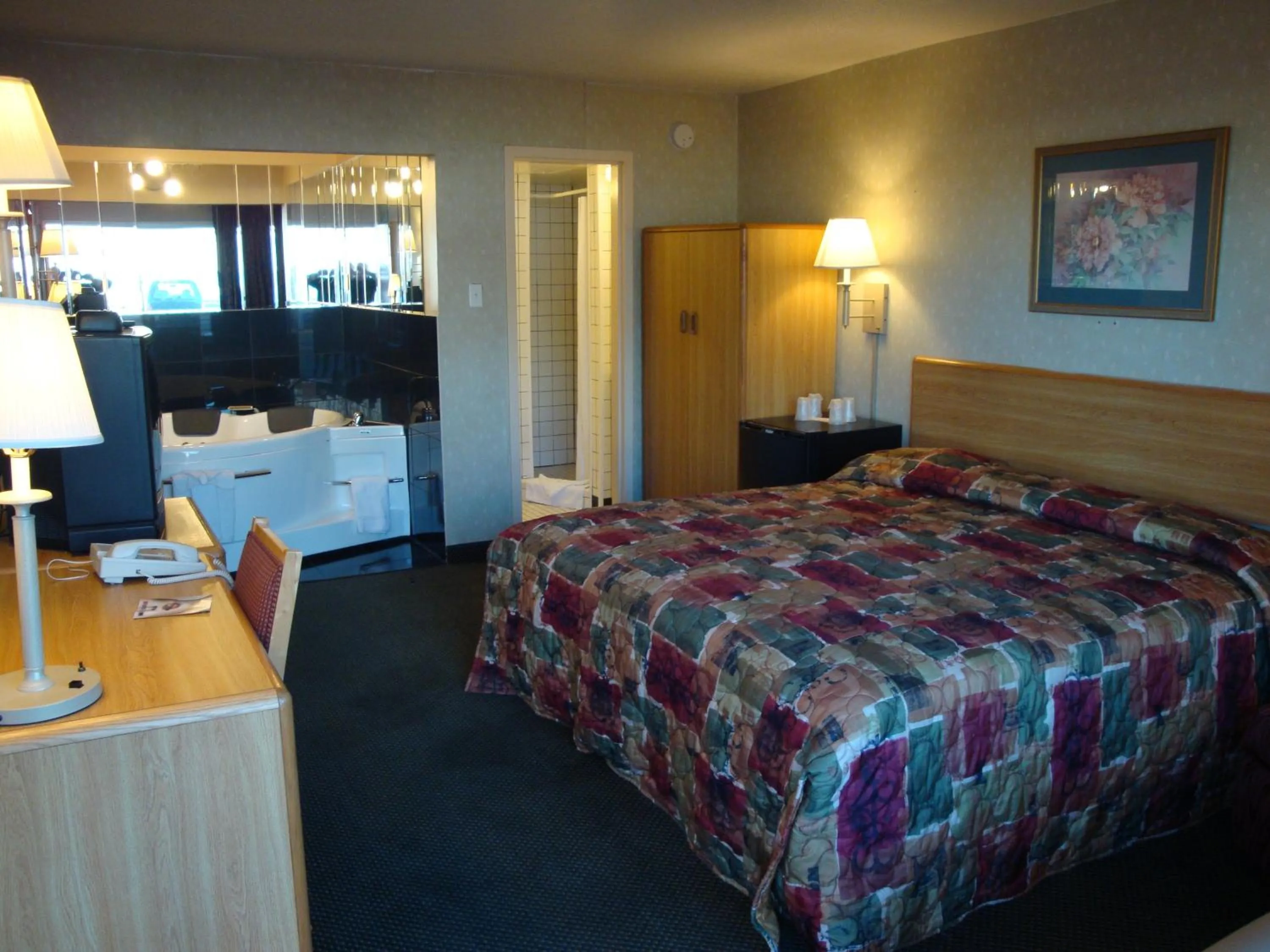 Photo of the whole room, Bed in Grand Rapids Inn
