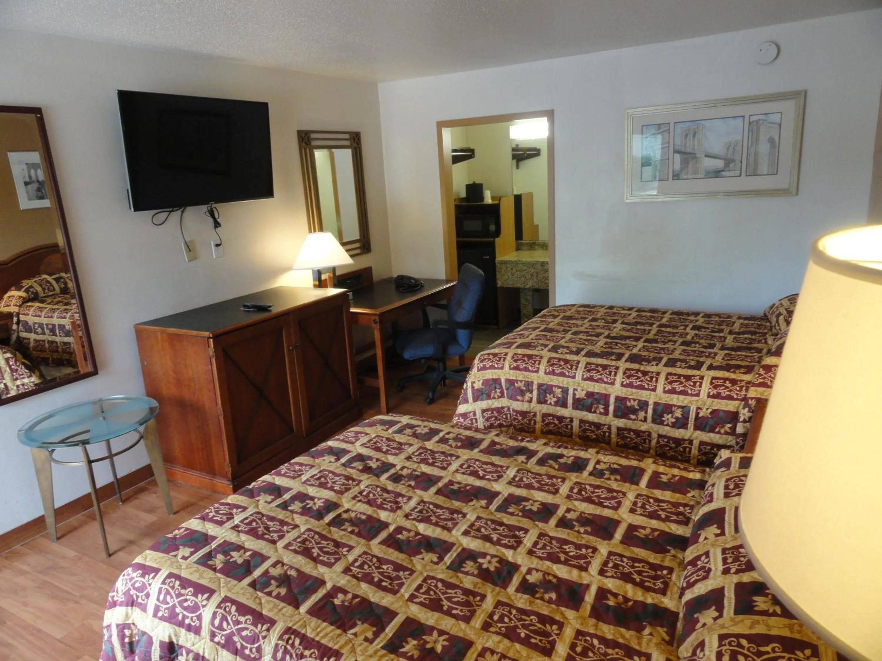 Photo of the whole room, Bed in Grand Rapids Inn