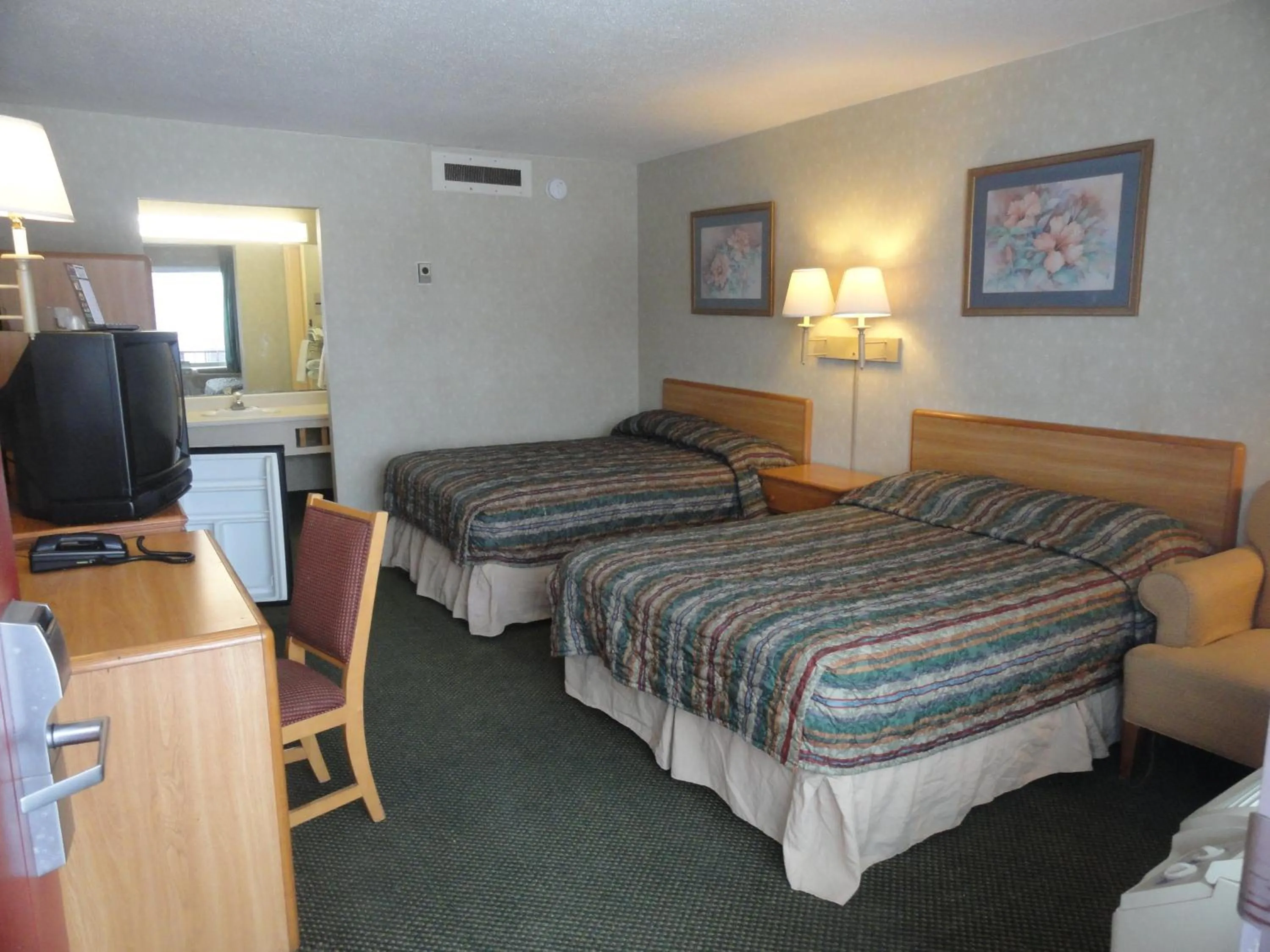 Photo of the whole room, Bed in Grand Rapids Inn