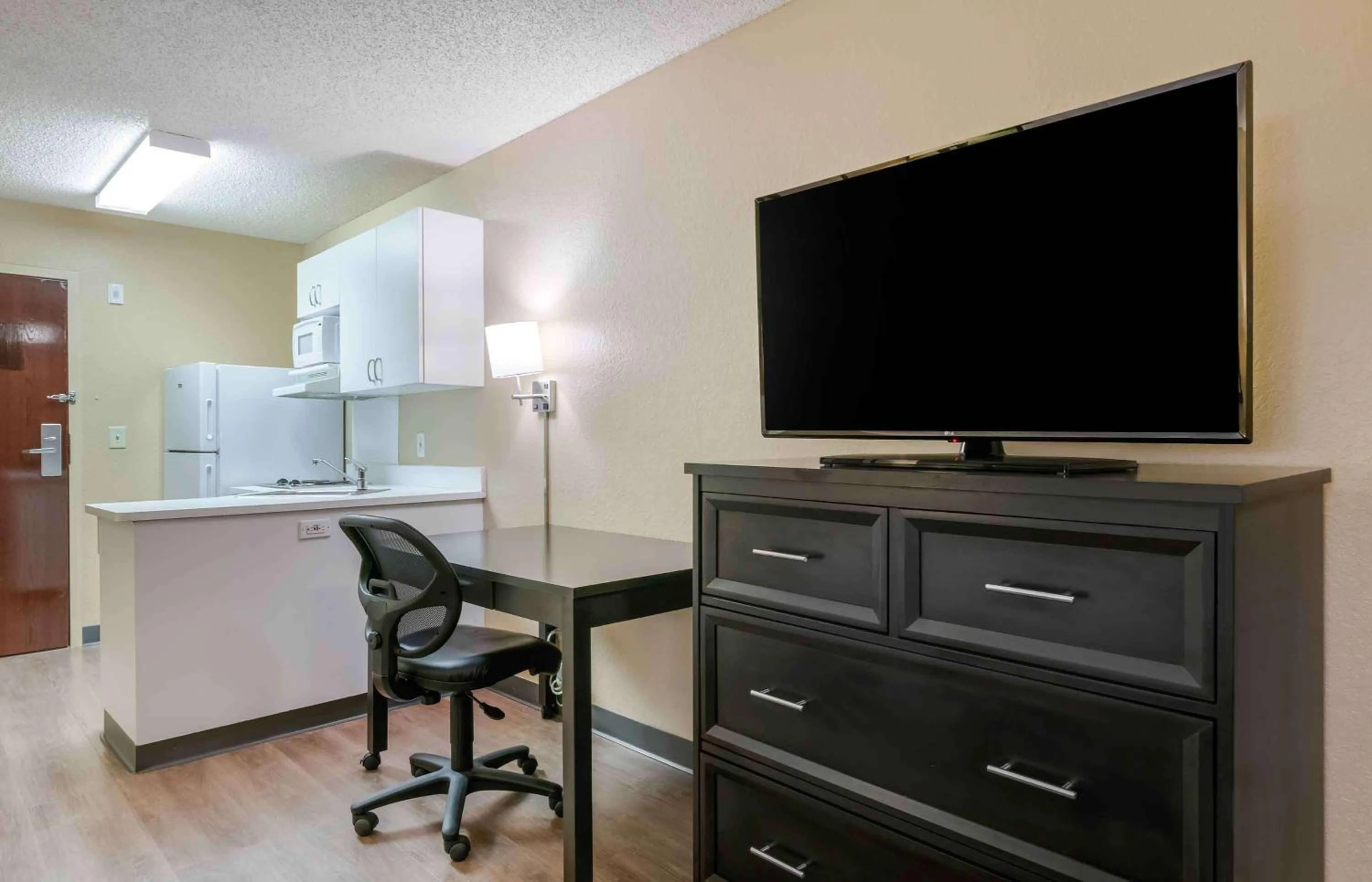 Kitchen or kitchenette in Extended Stay America Select Suites - St Louis - O' Fallon, IL