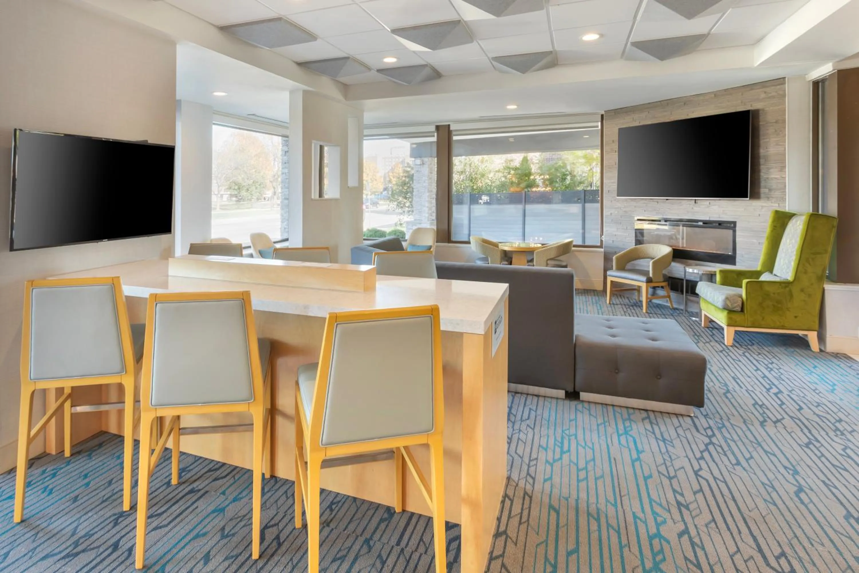 Communal lounge/ TV room in Best Western Plus Milwaukee West