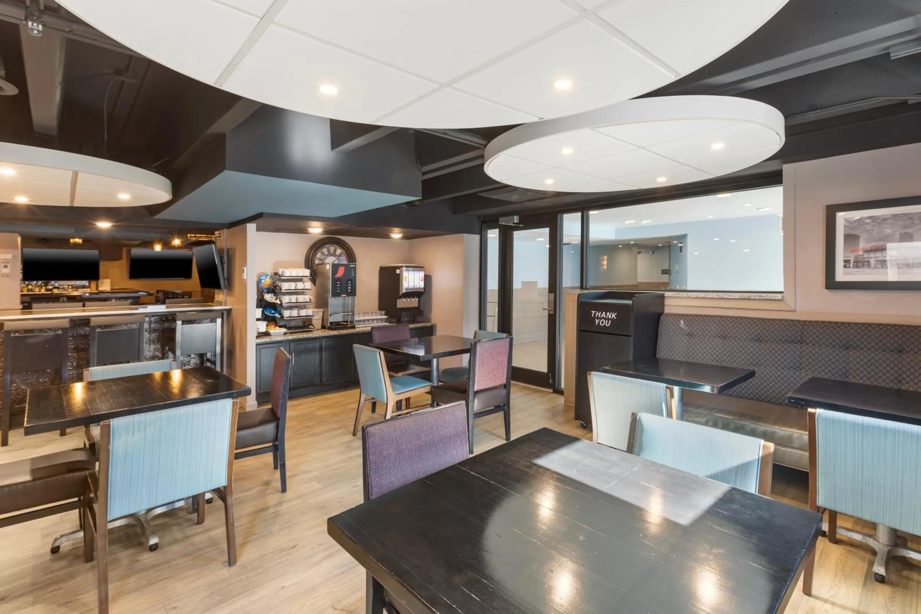 Coffee/tea facilities in Best Western Plus Milwaukee West