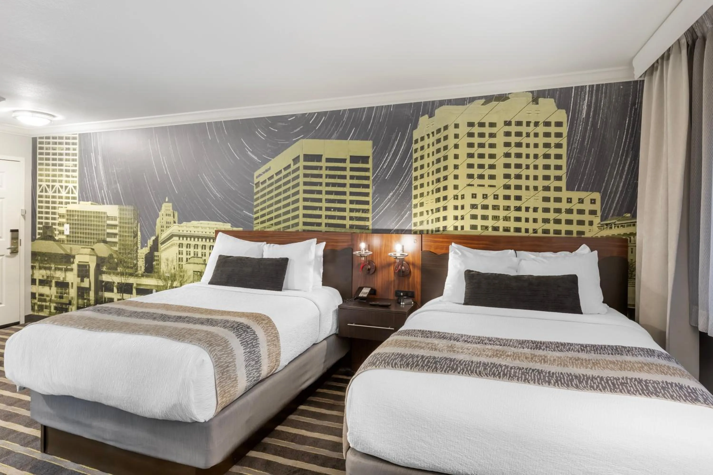 Bed in Best Western Plus Milwaukee West