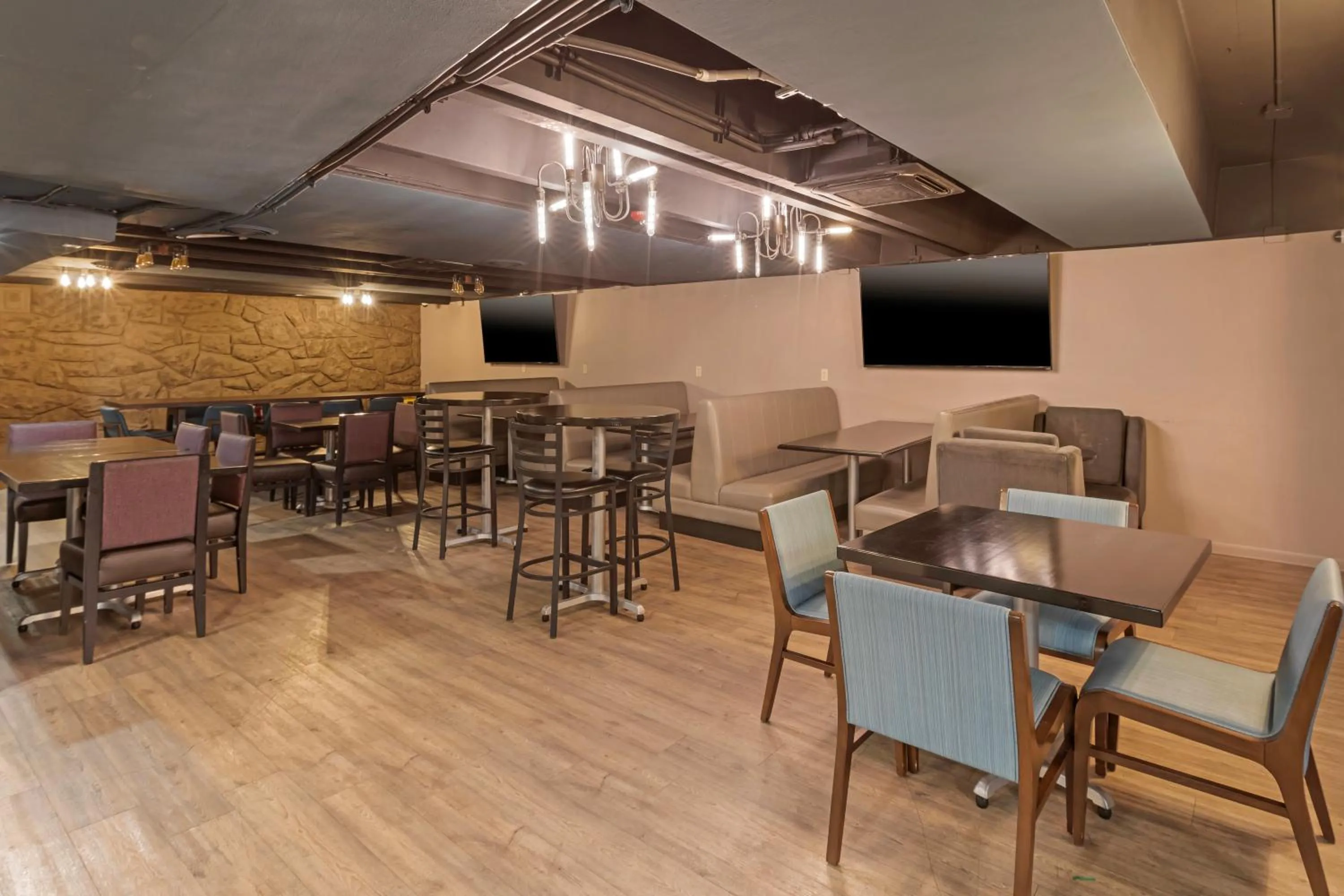 Restaurant/places to eat in Best Western Plus Milwaukee West