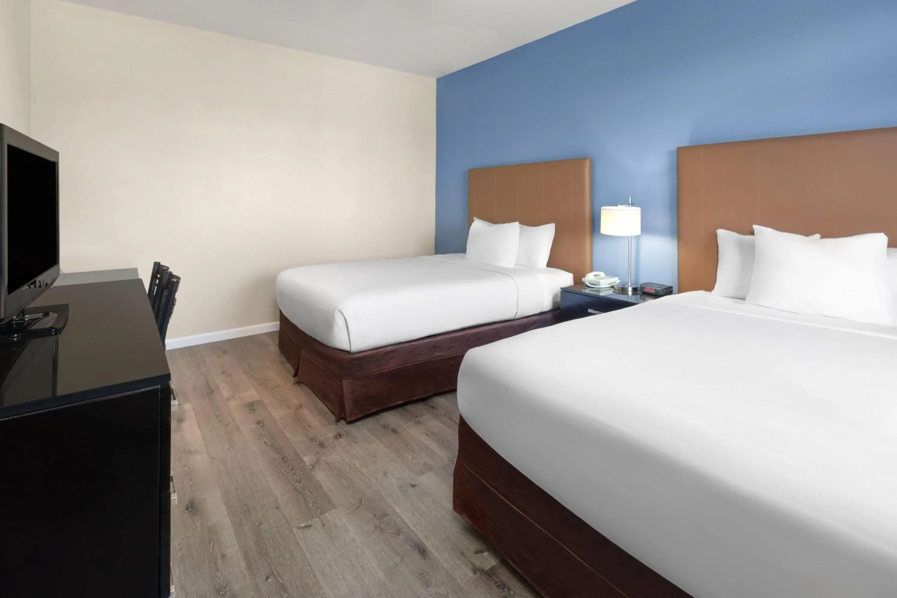 Photo of the whole room, Bed in Days Inn by Wyndham Mackinaw City - Bridgeview Area