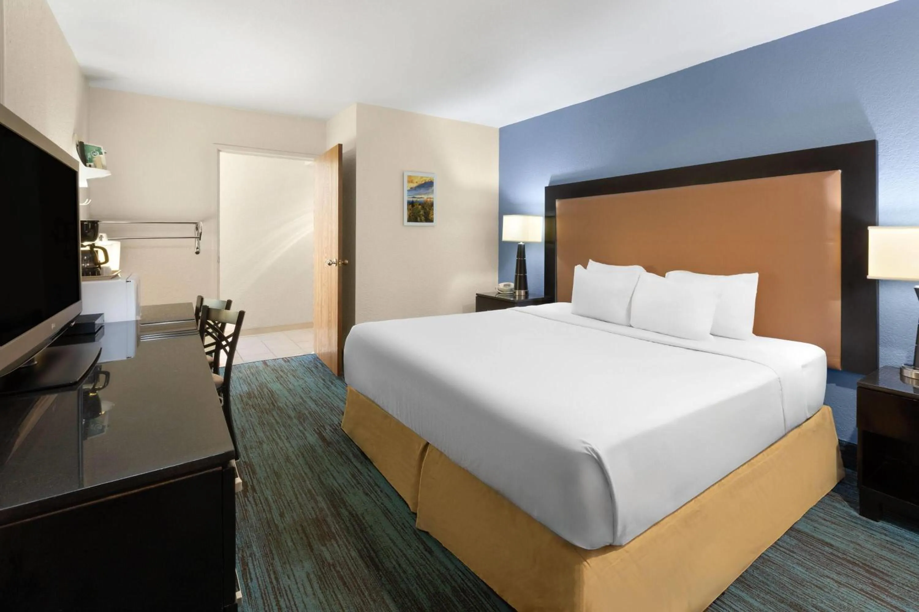 Photo of the whole room, Bed in Days Inn by Wyndham Mackinaw City - Bridgeview Area