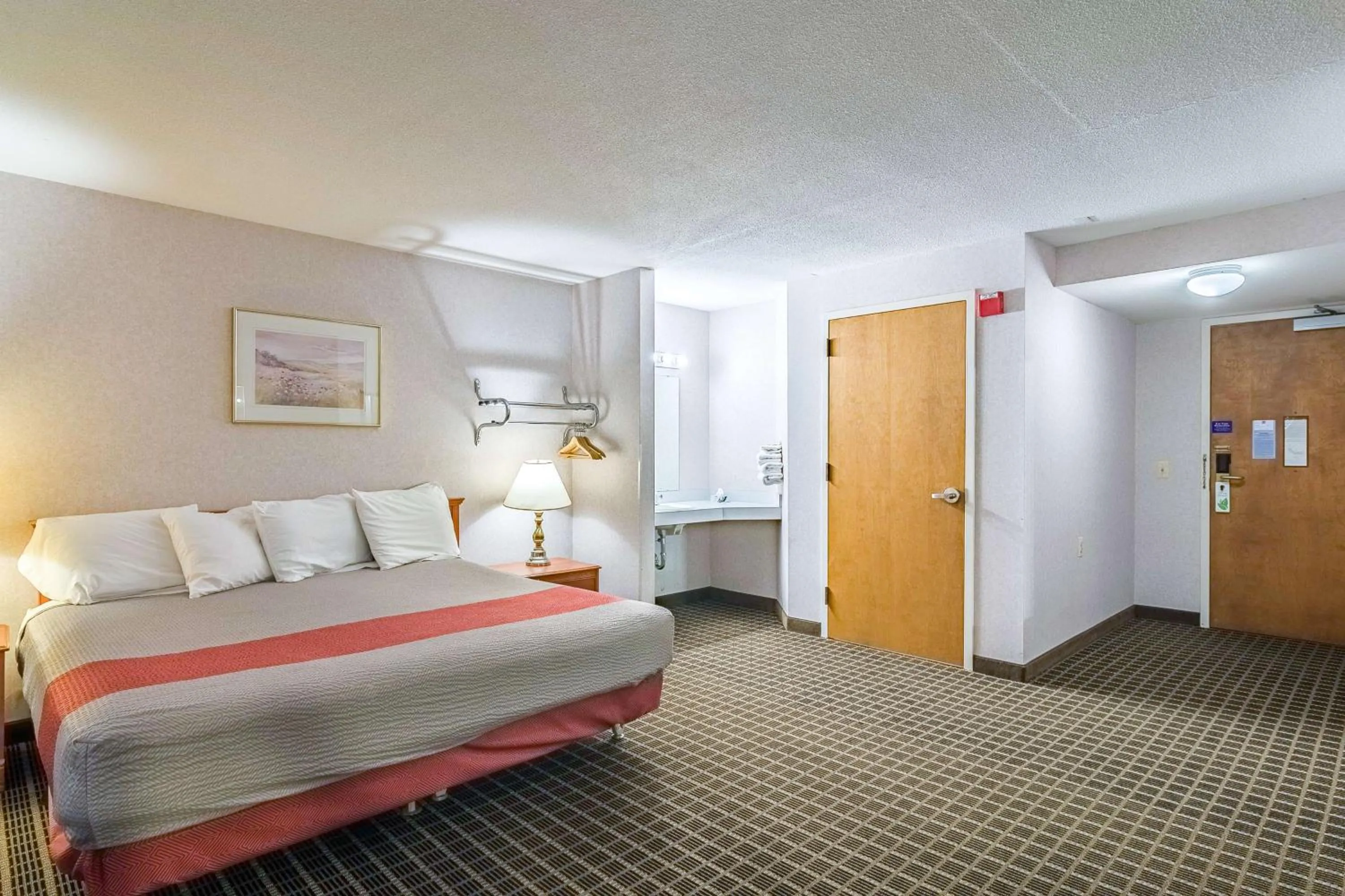Bedroom, Bed in Motel 6-Grand Rapids, MI - Northeast
