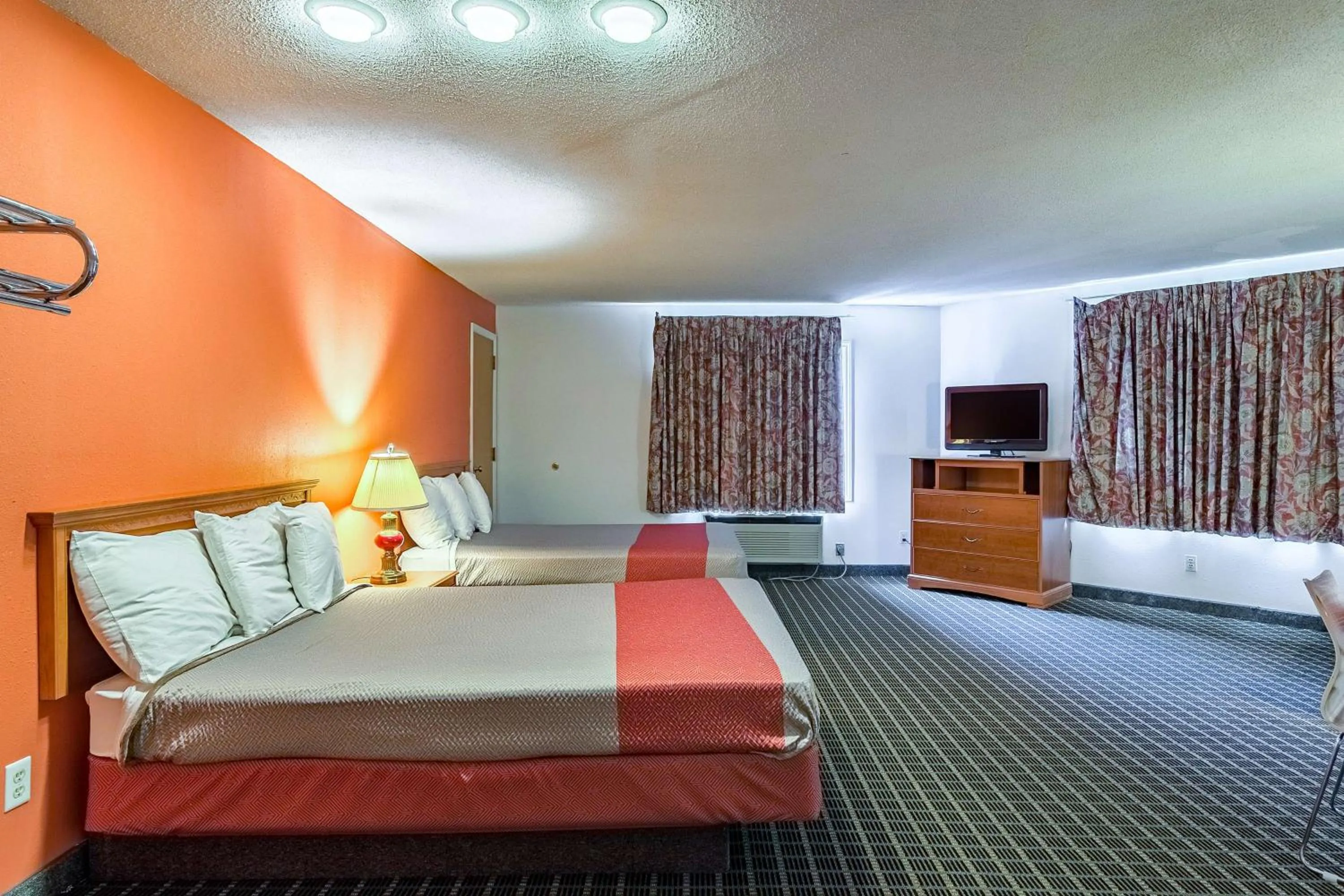 TV and multimedia, Bed in Motel 6-Grand Rapids, MI - Northeast