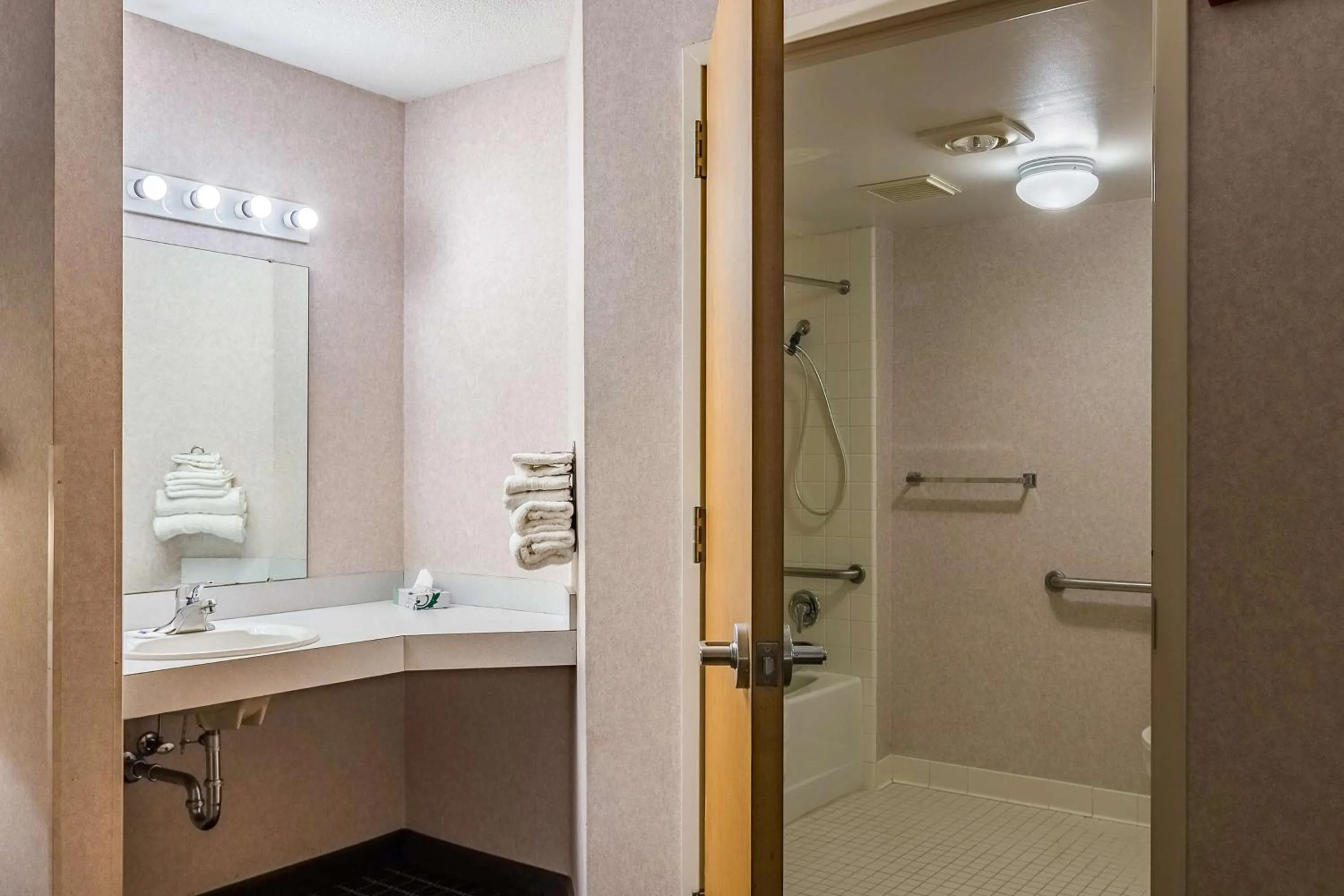 Bathroom in Motel 6-Grand Rapids, MI - Northeast